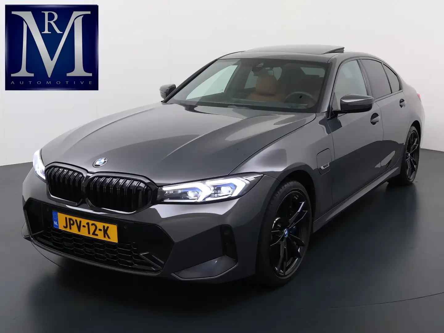 BMW 330 3-serie 330e High Executive VAN: €45.900,- VOOR: € Grau - 1