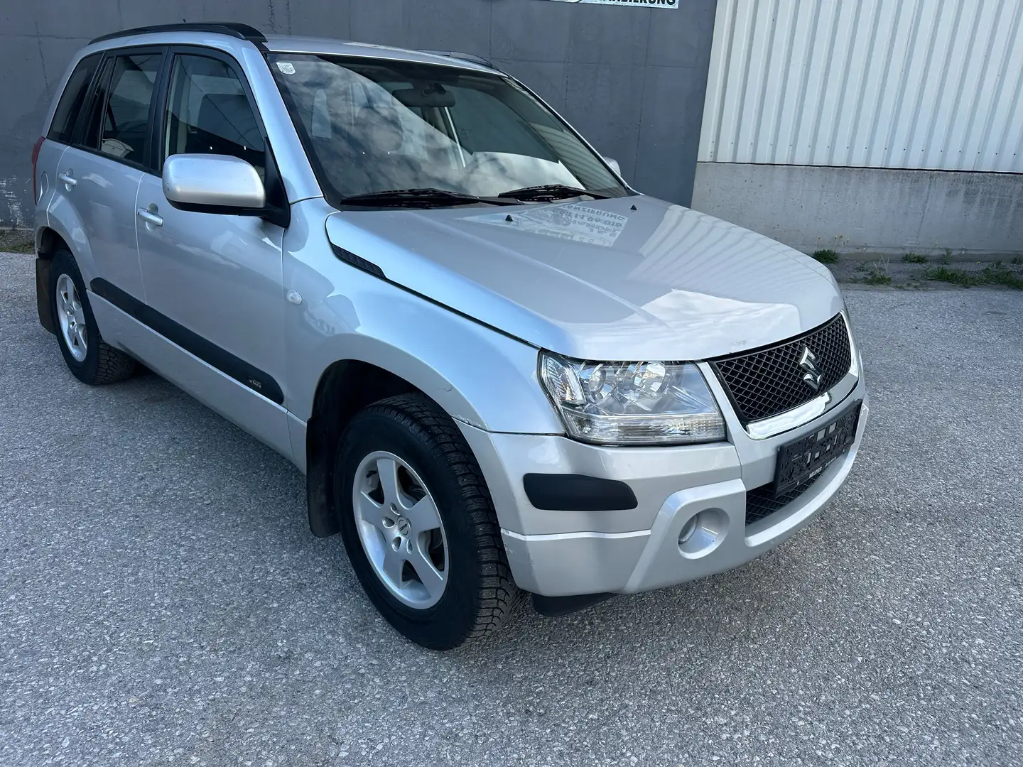 Suzuki Grand Vitara Grand Vitara 2,0 Benzin Aut. Grau - 1