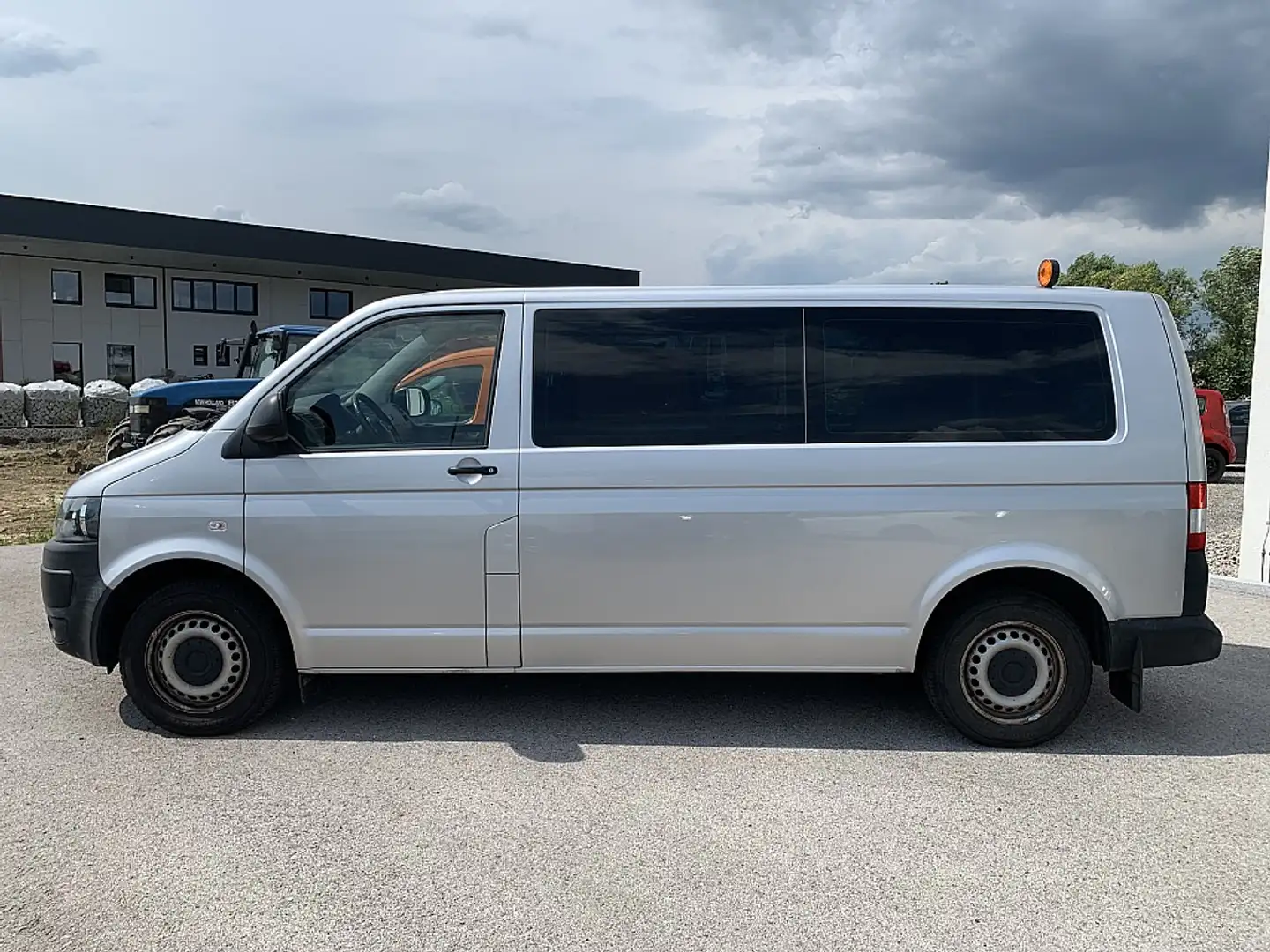 Volkswagen T5 Kombi LR 2,0 BMT TDI 4motion D-PF Grijs - 2