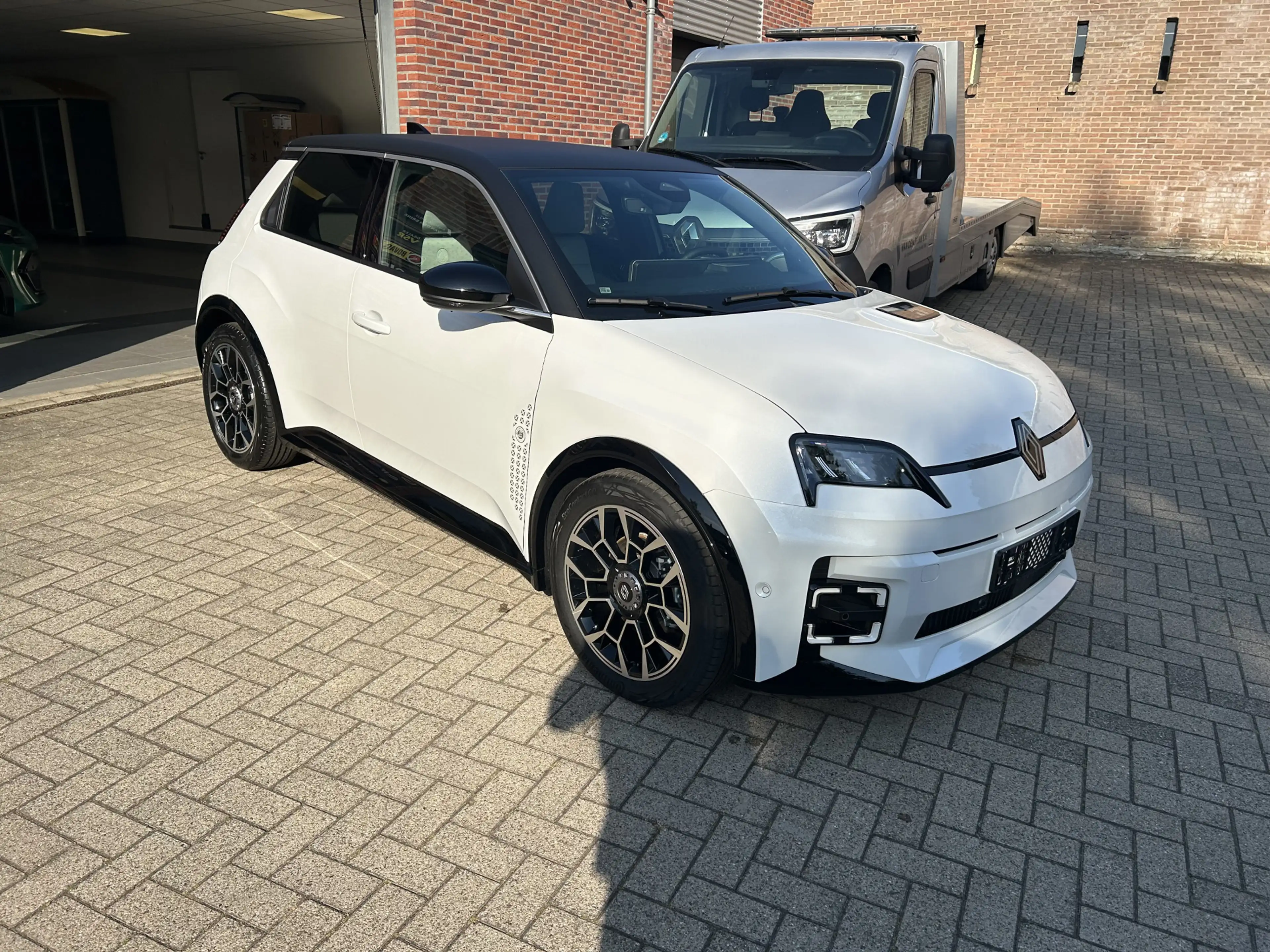 Renault R 5 comfort range Roland-Garros 52 kWh — photo 3