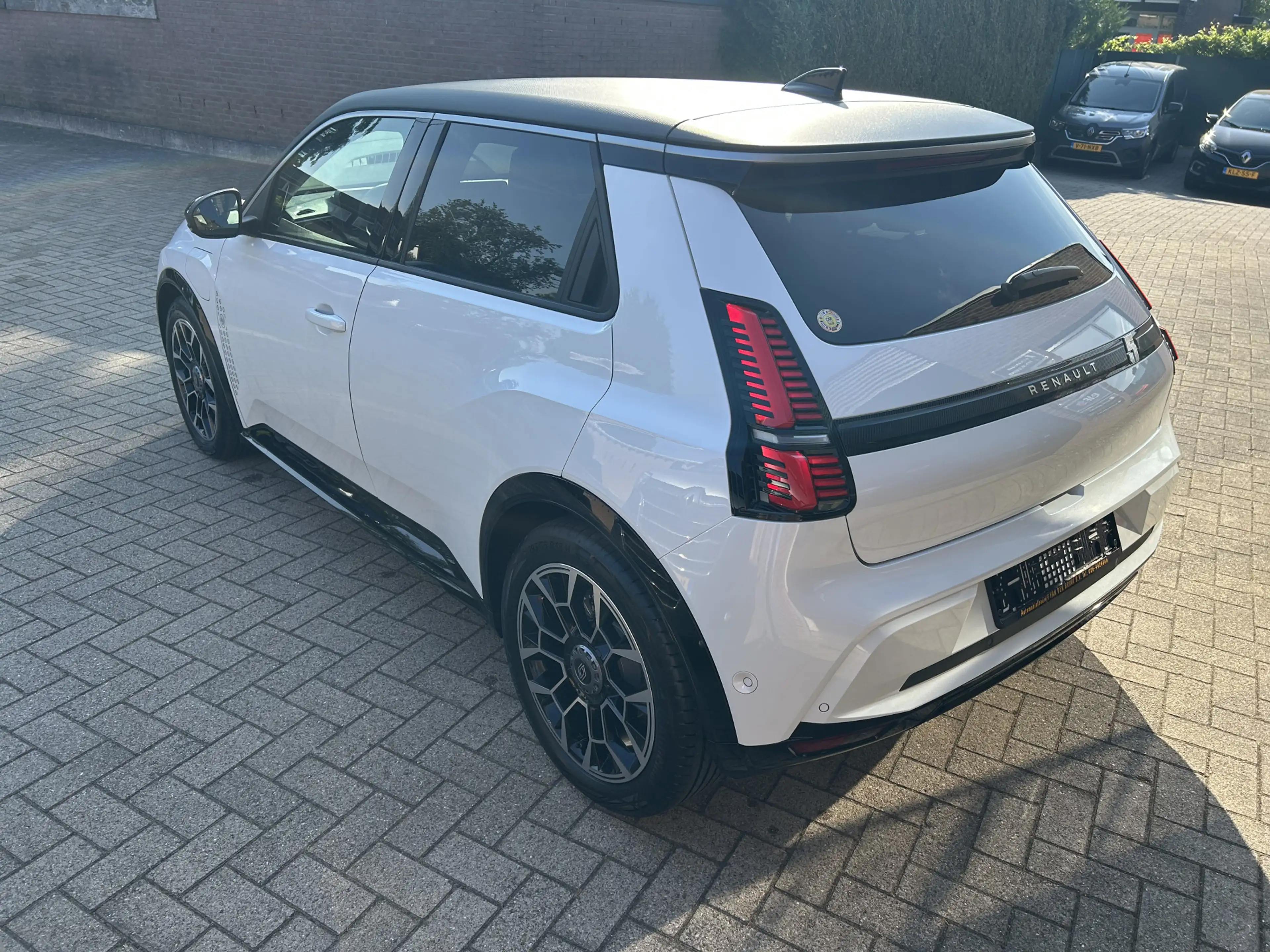Renault R 5 comfort range Roland-Garros 52 kWh — photo 8