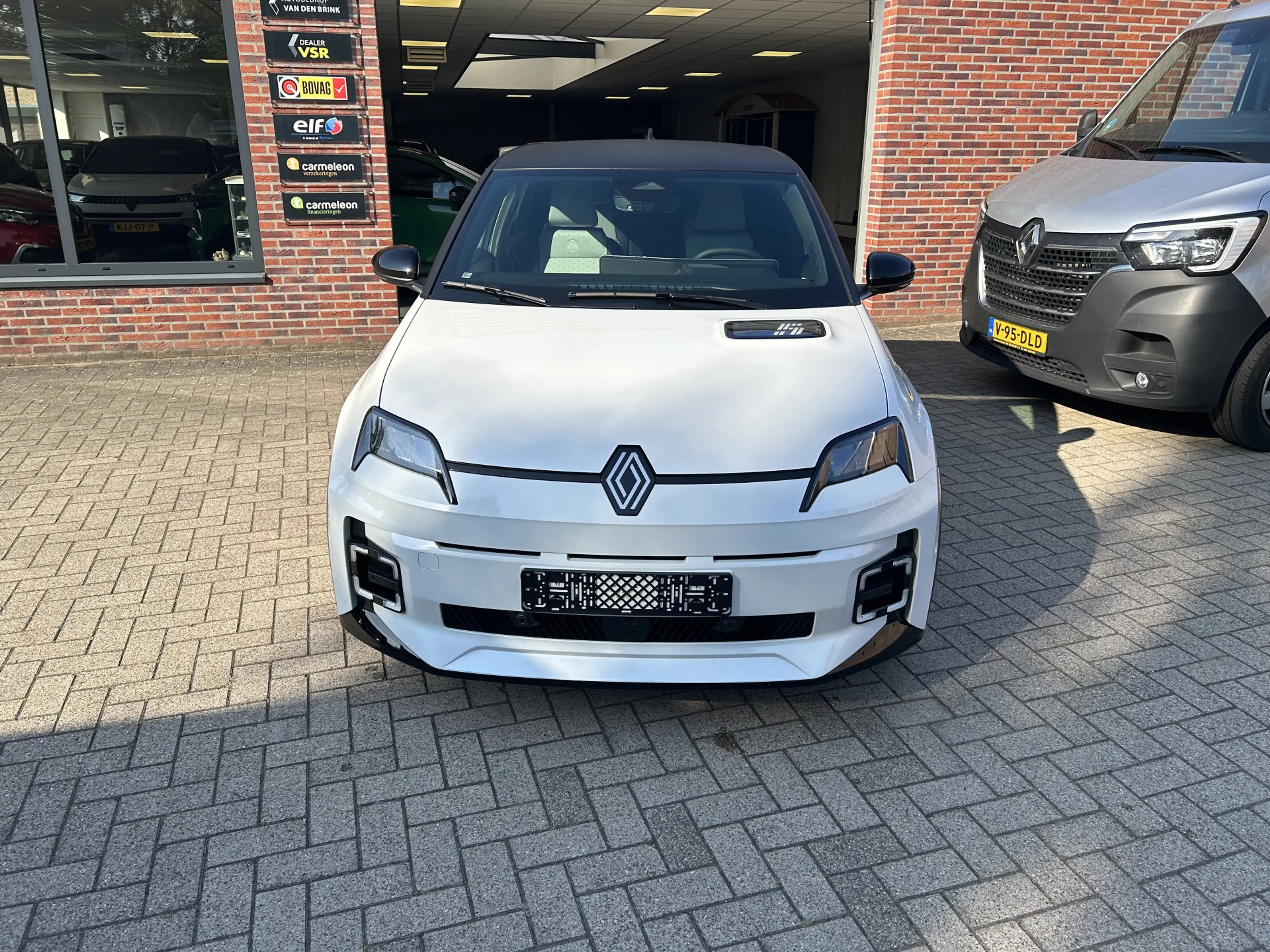 Renault R 5 comfort range Roland-Garros 52 kWh — photo 2