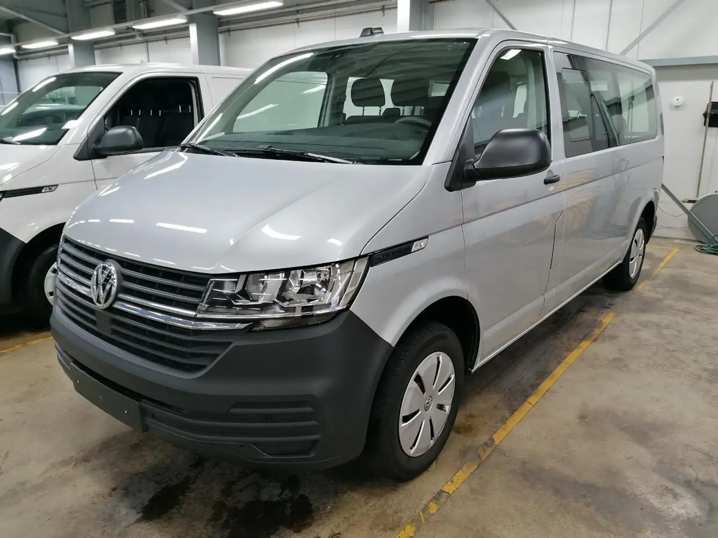 Volkswagen T6.1 Transporter Kombi 2.0 TDI LR 9-Sitzer+AHK+ Klima Navi Silber - 2