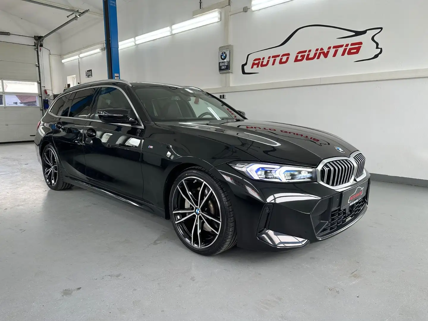 BMW 330 d Touring M Sport*Pano*HUD*AHK* Schwarz - 1