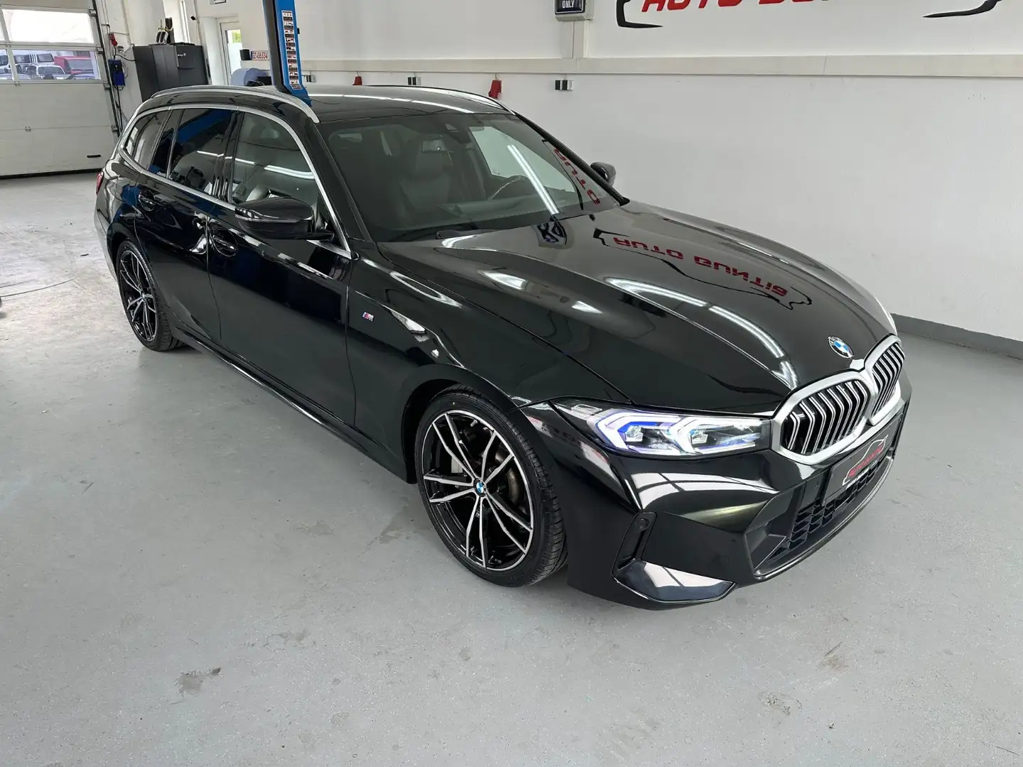 BMW 330 d Touring M Sport*Pano*HUD*AHK* Schwarz - 2