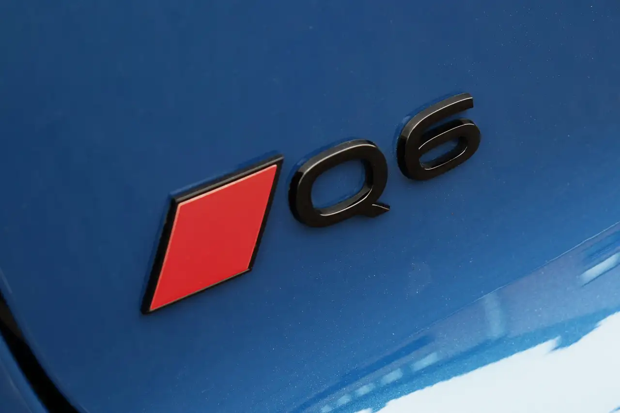 Audi Q6 SUV e-tron 100 kWh 50 Performance S-line Shadow+/BlindSpot/360/Matrix/Heatpump/Leather21", миниатюра 4