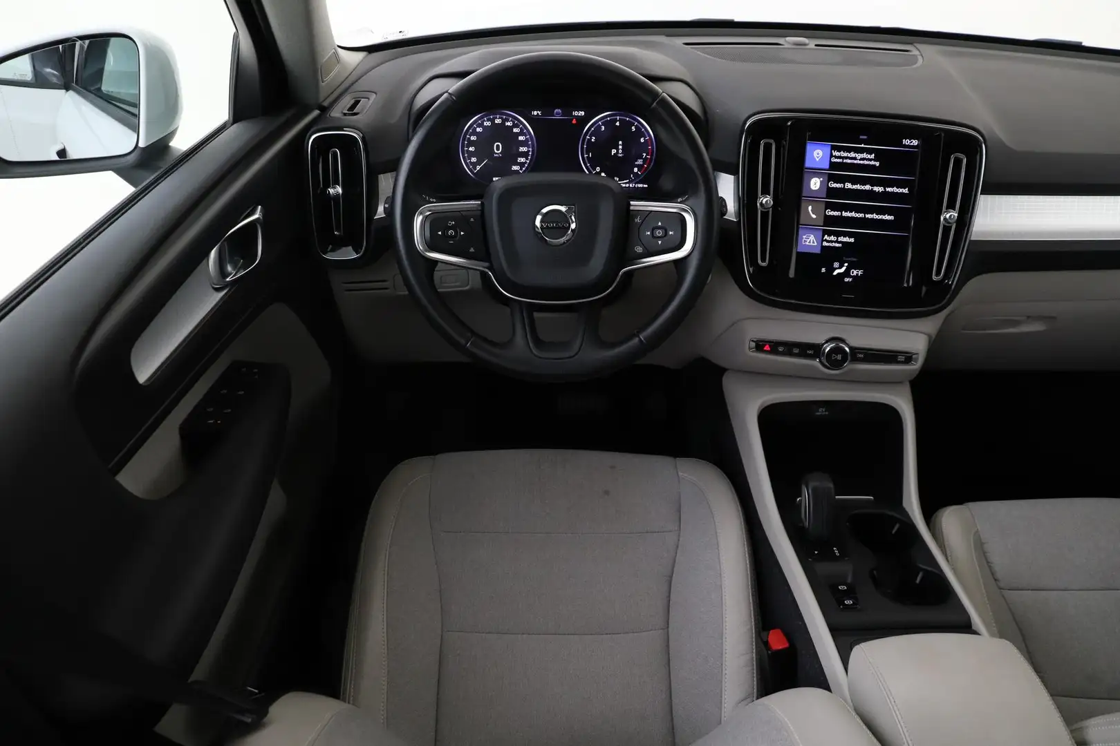 Volvo XC40 T4 AUT. MOMENTUM -TREKHAAK|PDC|CRUISE|18"|AUTOMAAT Wit - 2
