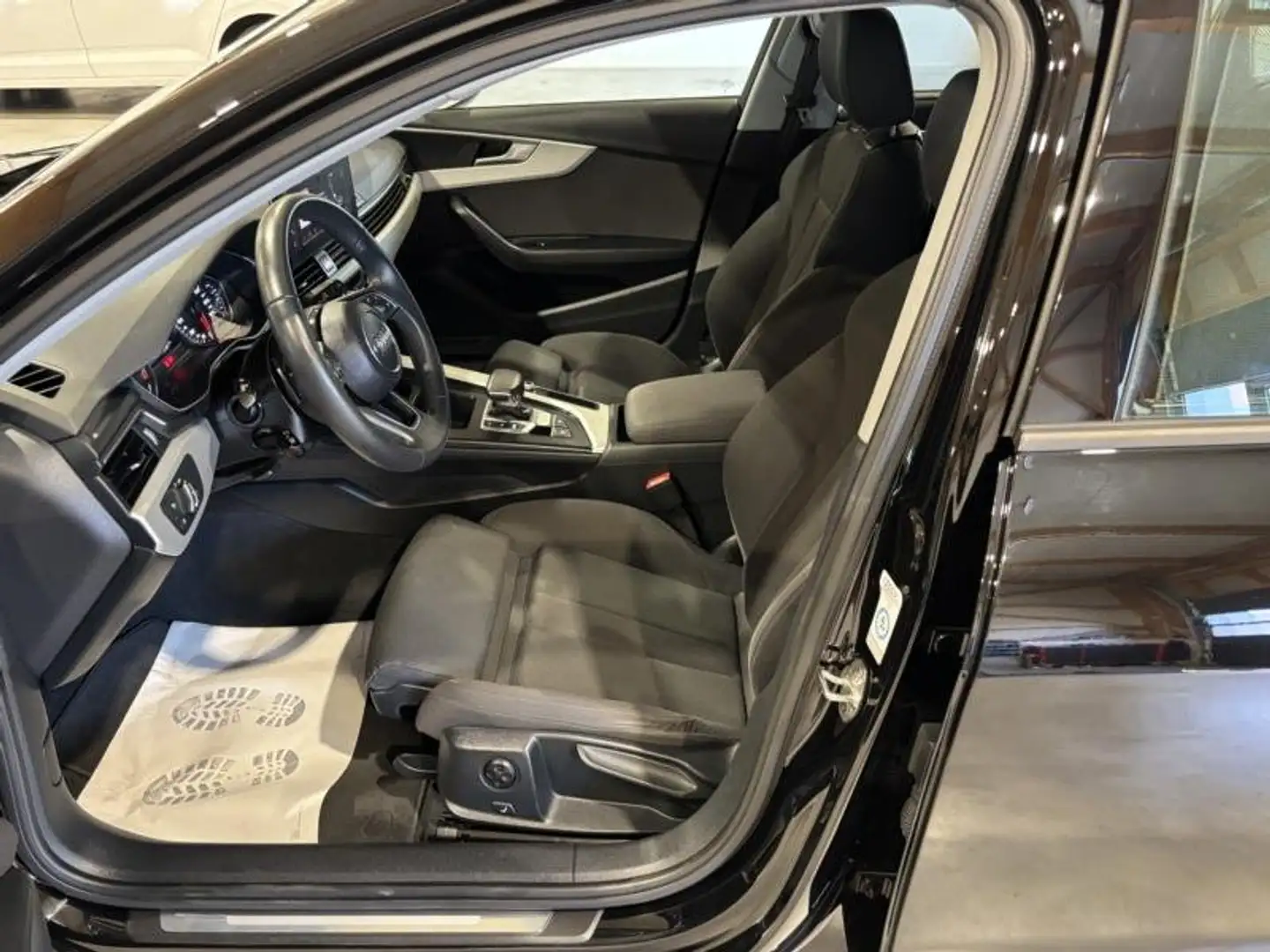 Audi A4 Avant 35 2,0TDI S-tronic SPORTSITZE LED NAVI PLUS Schwarz - 2