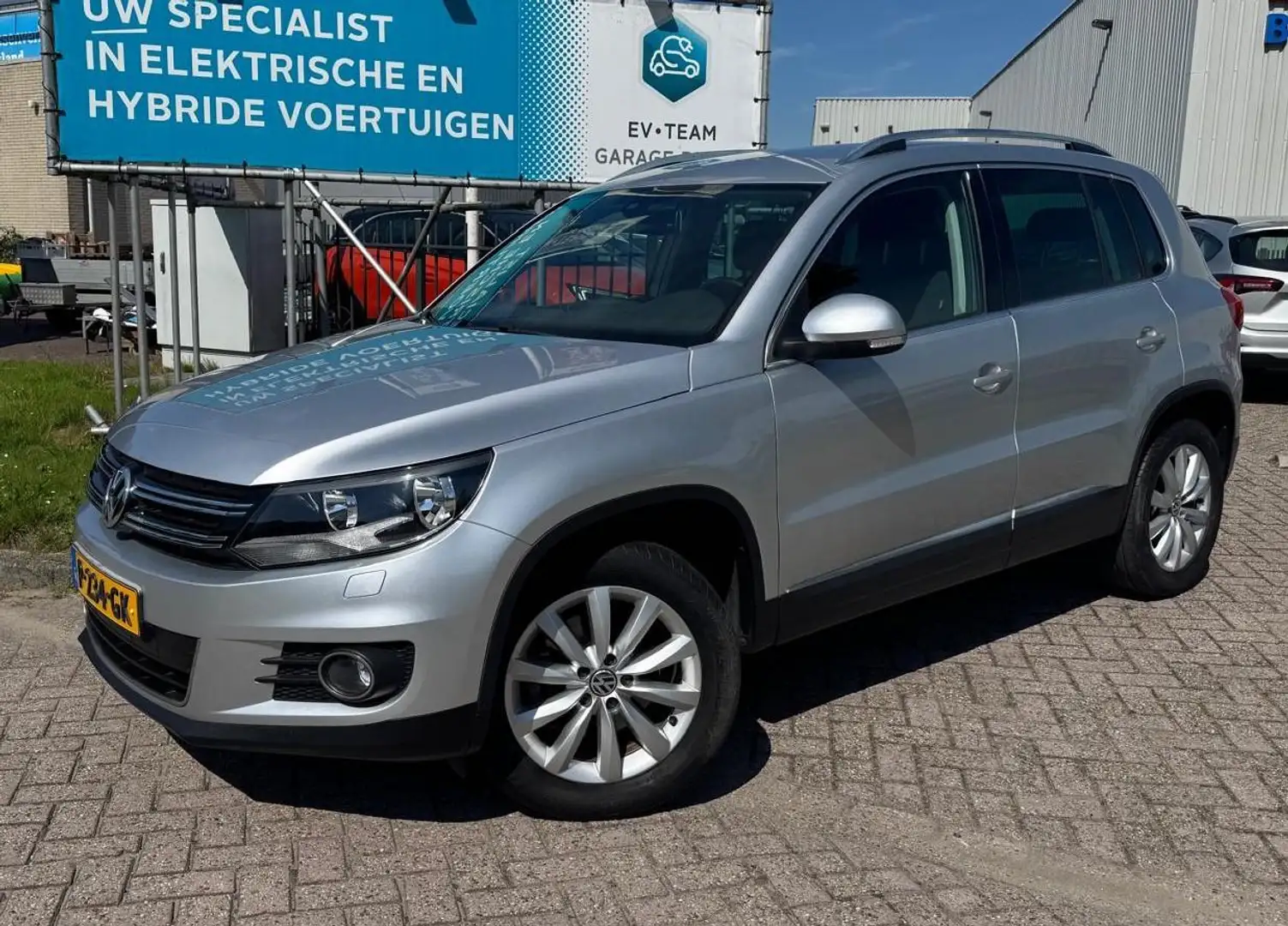 Volkswagen Tiguan 1.4 TSI Sport&Style navigatie Grijs - 2