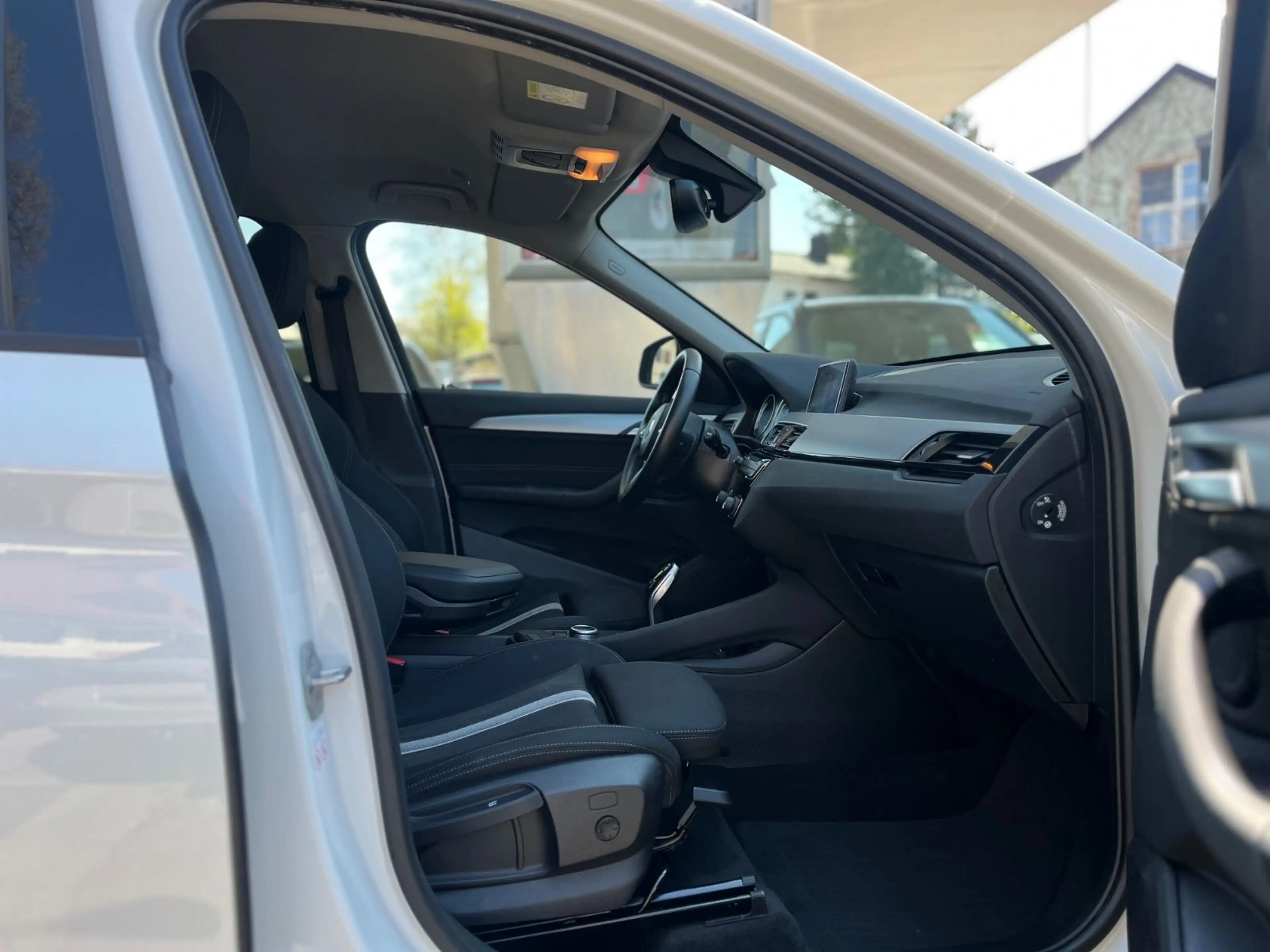 BMW X1 xDrive 18d Aut. Navi+LED+DrivAss+R-Kamera — photo 11