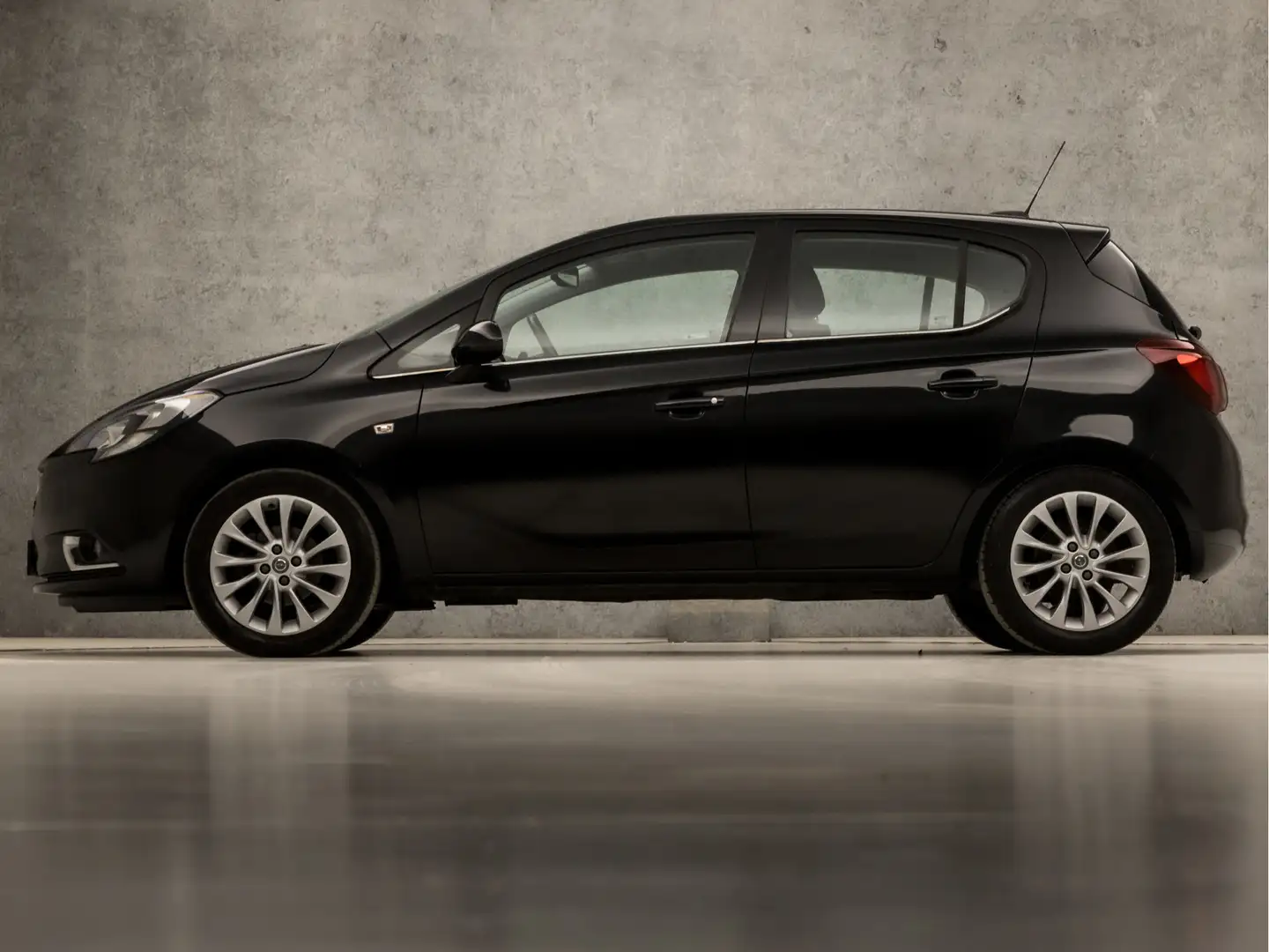 Opel Corsa 1.4 Innovation Sport Automaat (APPLE CARPLAY, 5-DE Zwart - 2