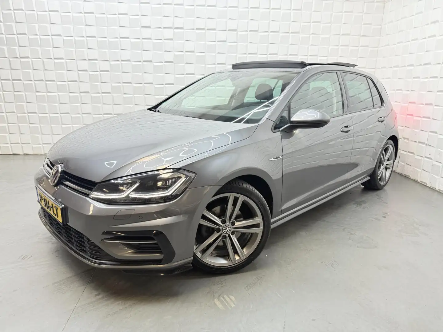Volkswagen Golf 1.5 TSI Highline R LINE PANO VIRTUAL CAM ACC Grijs - 1