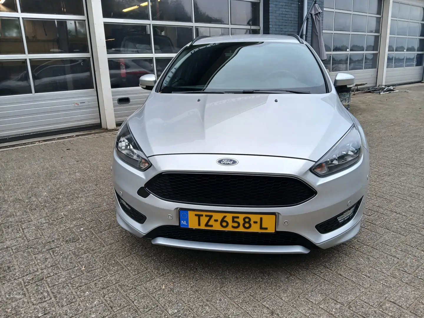 Ford Focus Wagon 1.0 140pk ST-line / trekhaak / 4 seizoenband Grau - 2