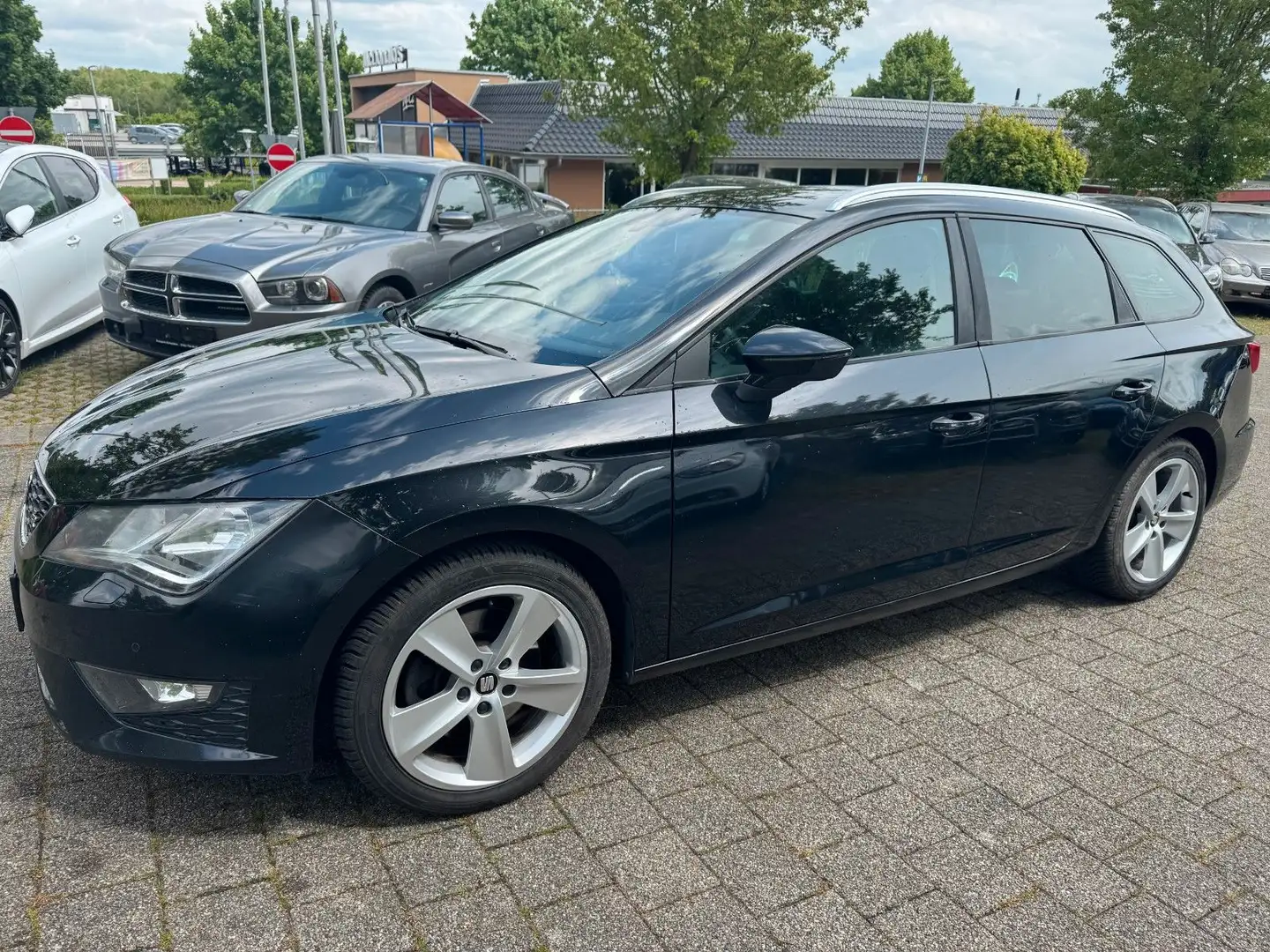 SEAT Leon ST FR *NAVI*SHZ*MFL*PDC*TEMPO*EURO6 Schwarz - 1