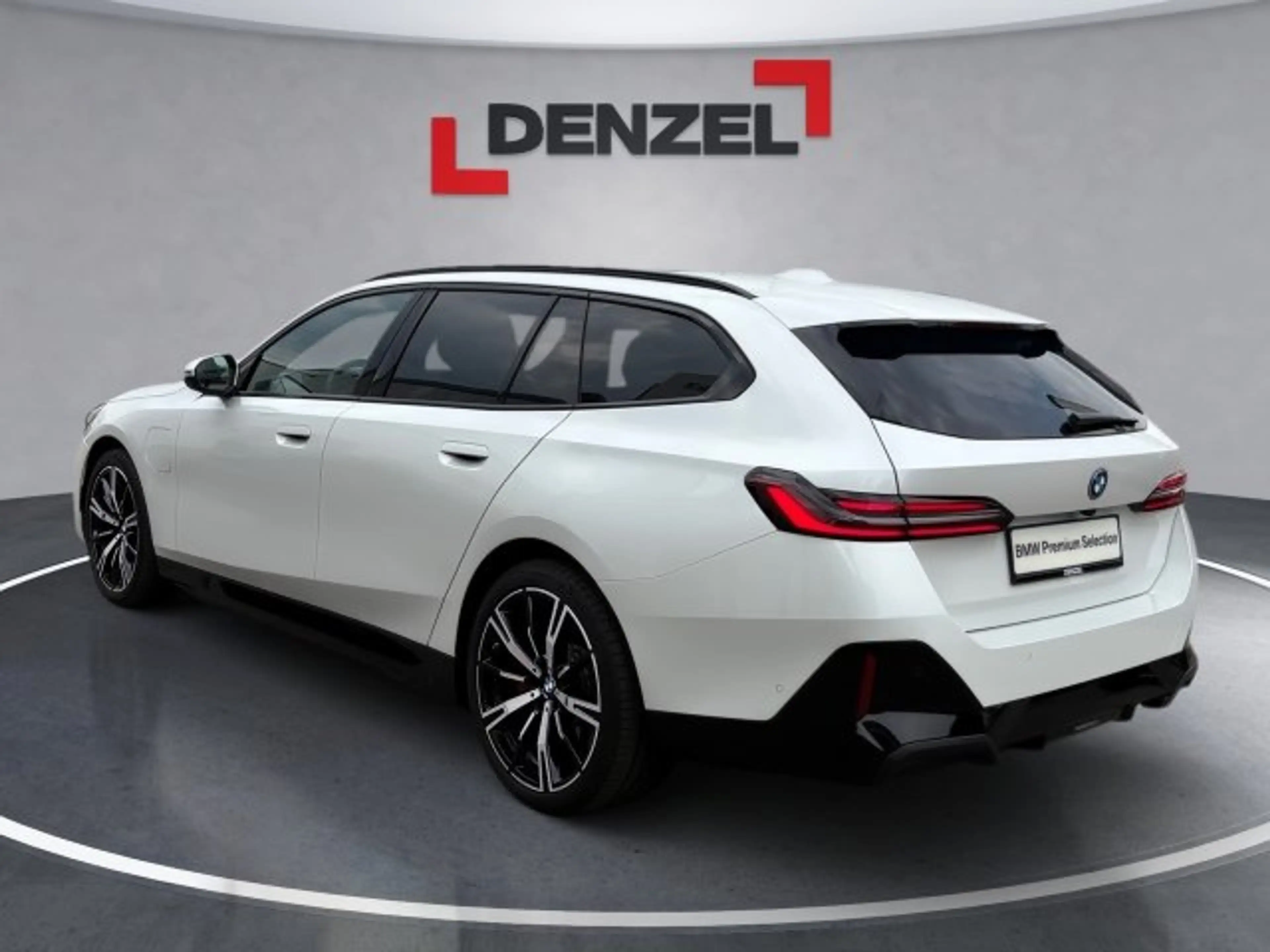 BMW 550 e xDrive Touring — photo 12