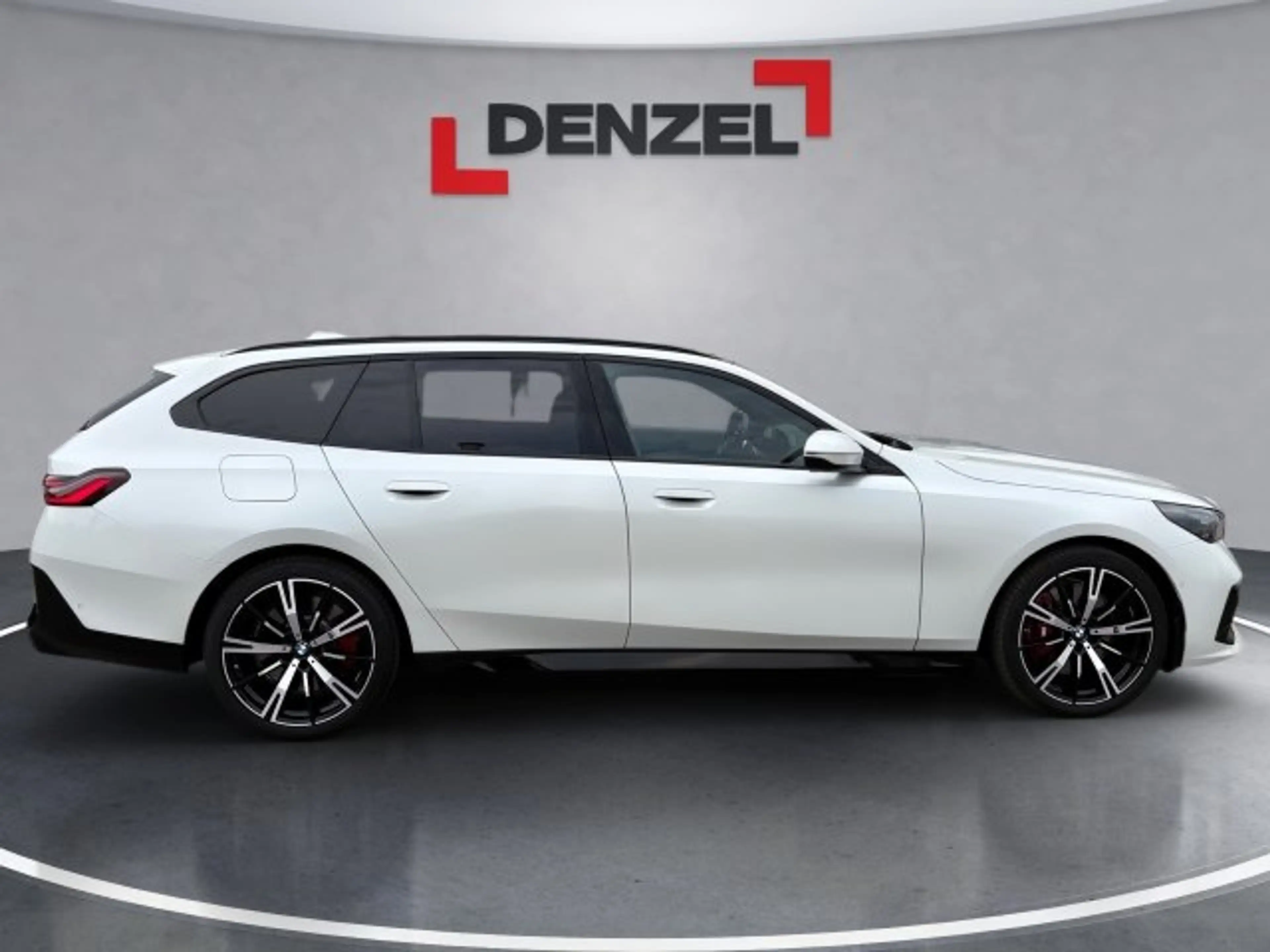 BMW 550 e xDrive Touring — photo 11