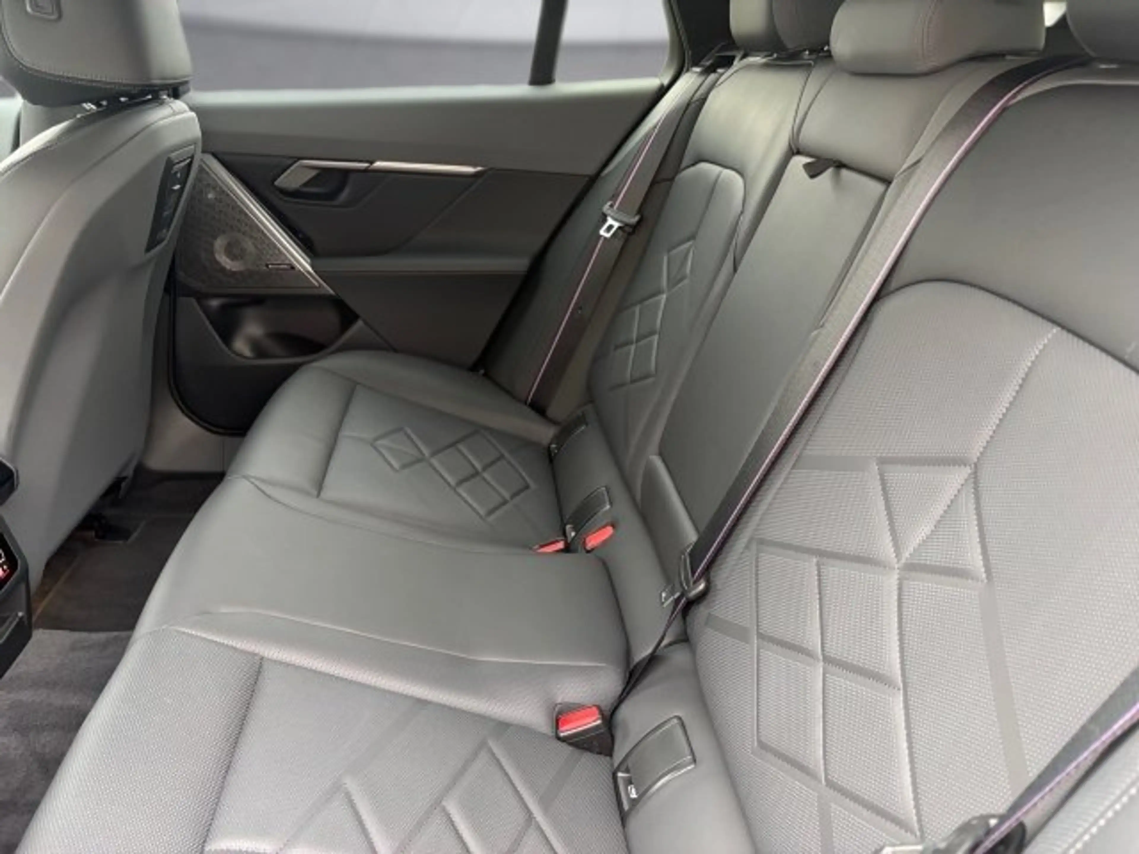 BMW 550 e xDrive Touring — photo 10