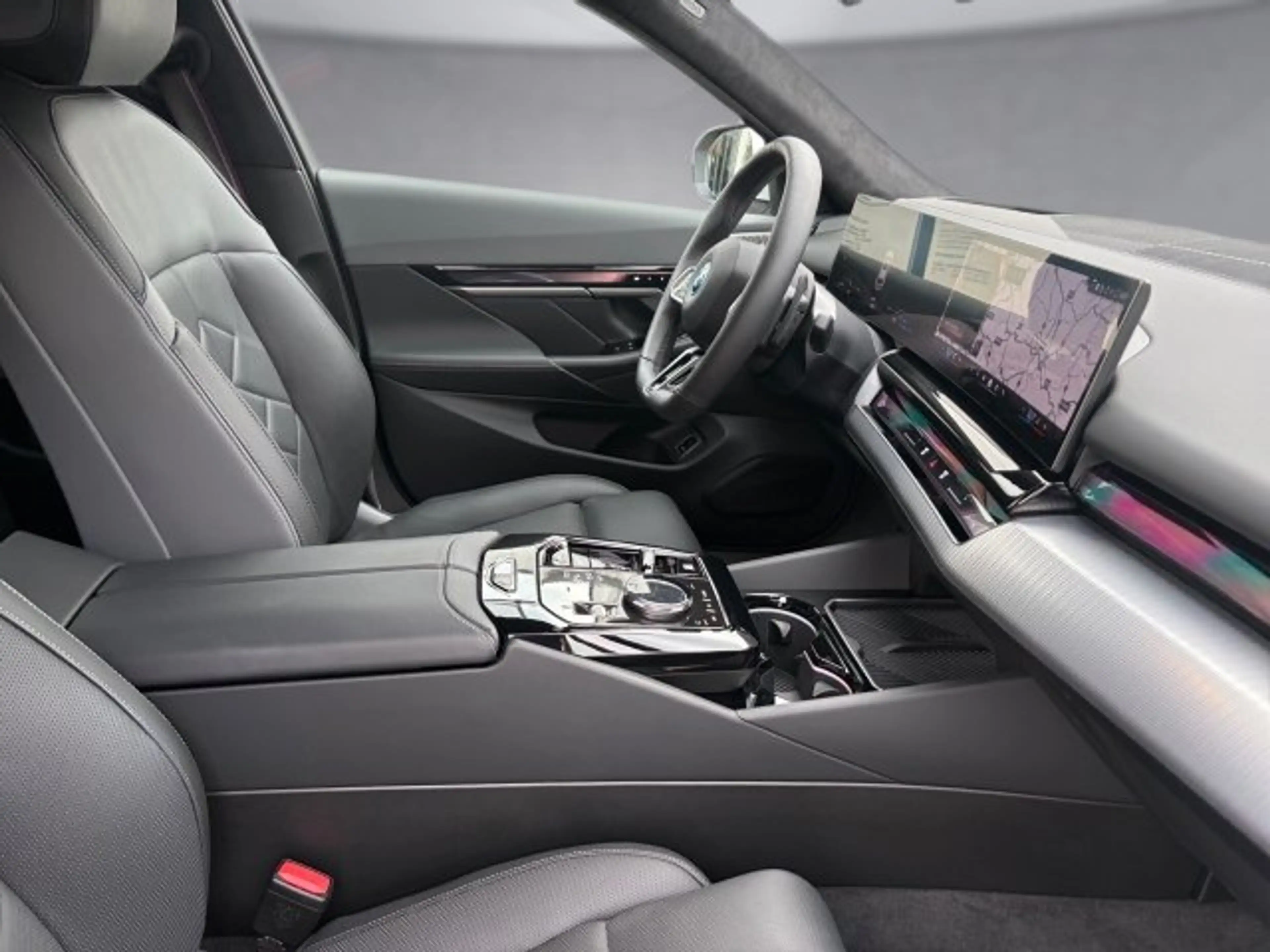 BMW 550 e xDrive Touring — photo 8