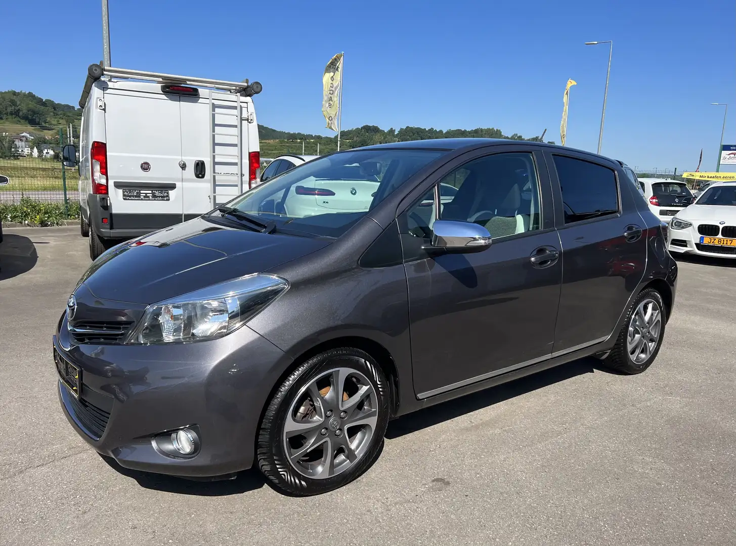 Toyota Yaris 1.33 VVT-i 99CV Design-line Gris - 1