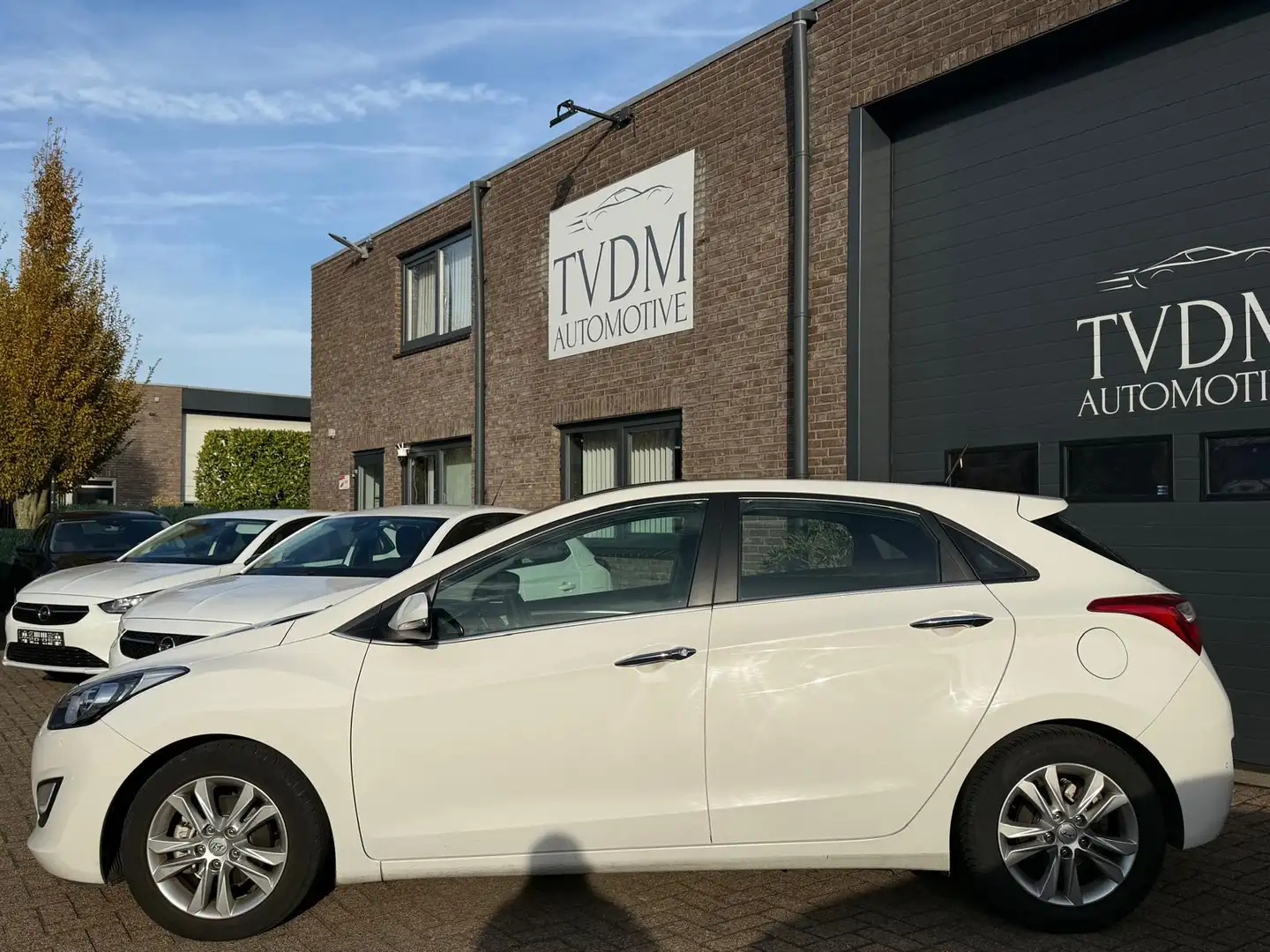 Hyundai i30 1.6 GDI i-VisionNAVI|CAMERA|PANO|STOELVERW|LEDER Wit - 2
