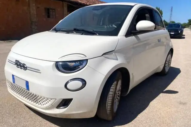 Fiat 500E view 3