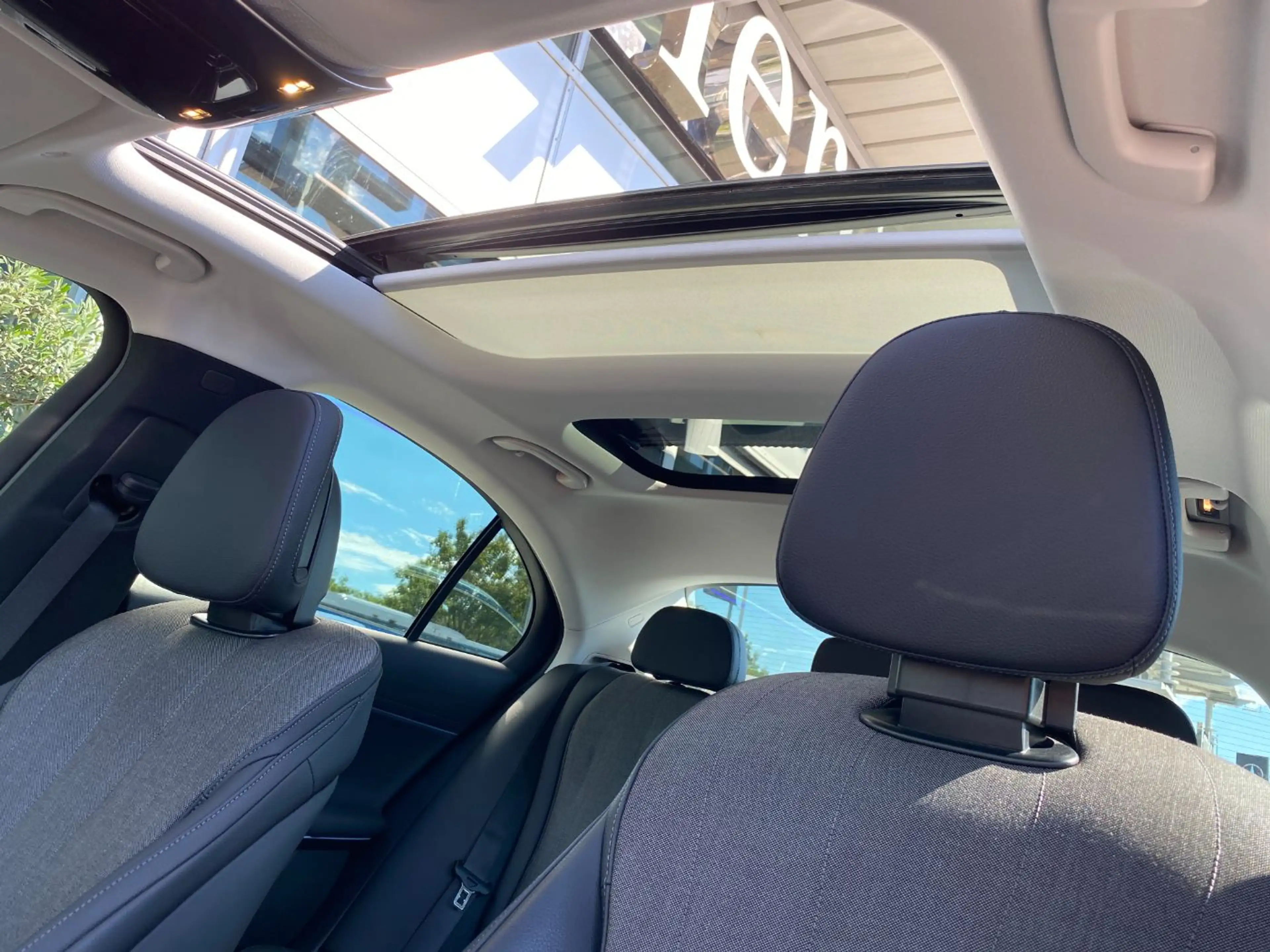 Mercedes-Benz E 300 de 4MATICmit EQ Hybrid Technologie Limousine — photo 20
