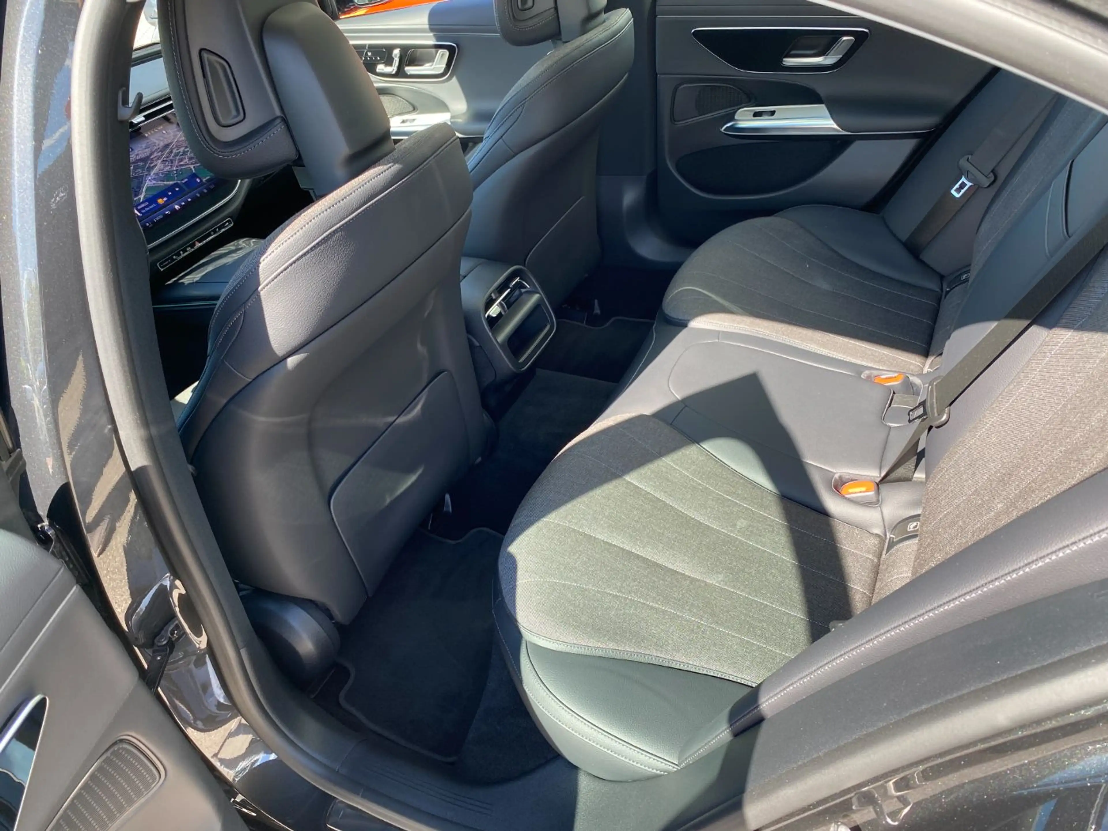 Mercedes-Benz E 300 de 4MATICmit EQ Hybrid Technologie Limousine — photo 13