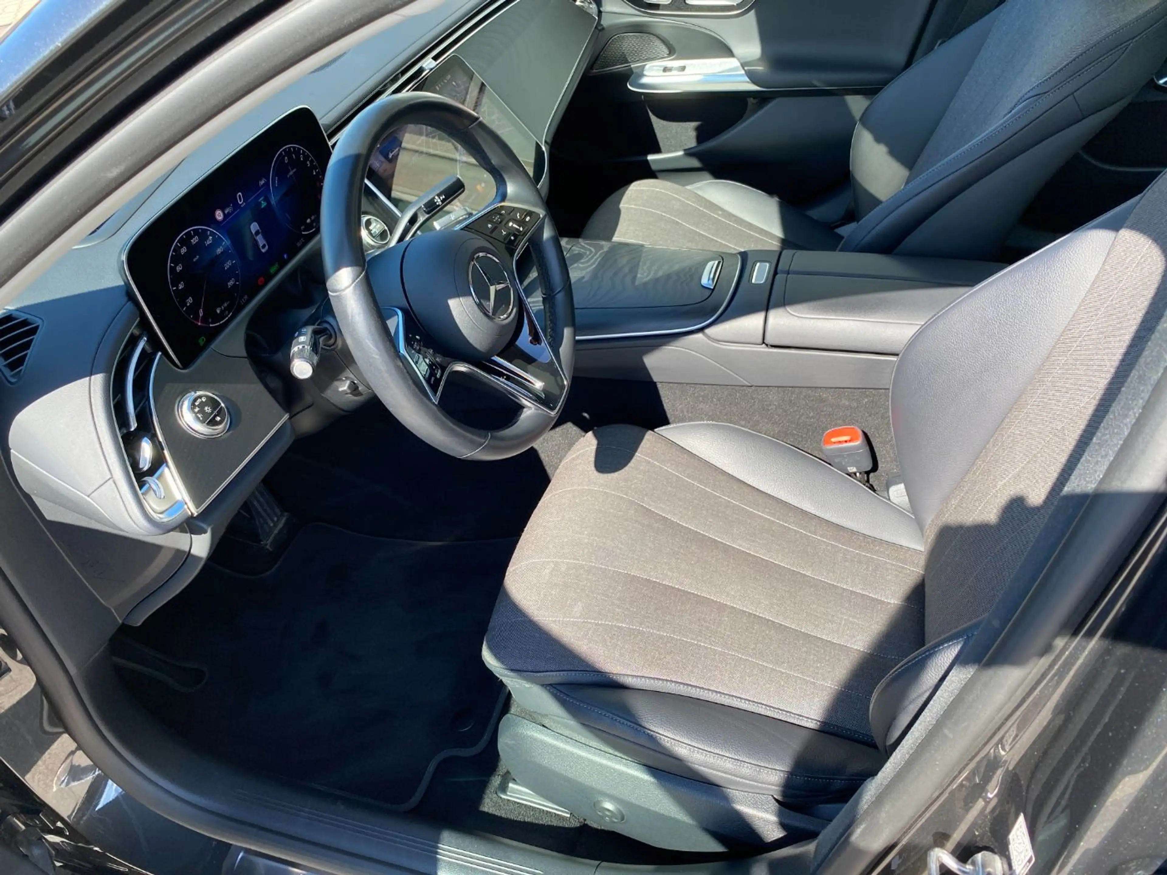 Mercedes-Benz E 300 de 4MATICmit EQ Hybrid Technologie Limousine — photo 11