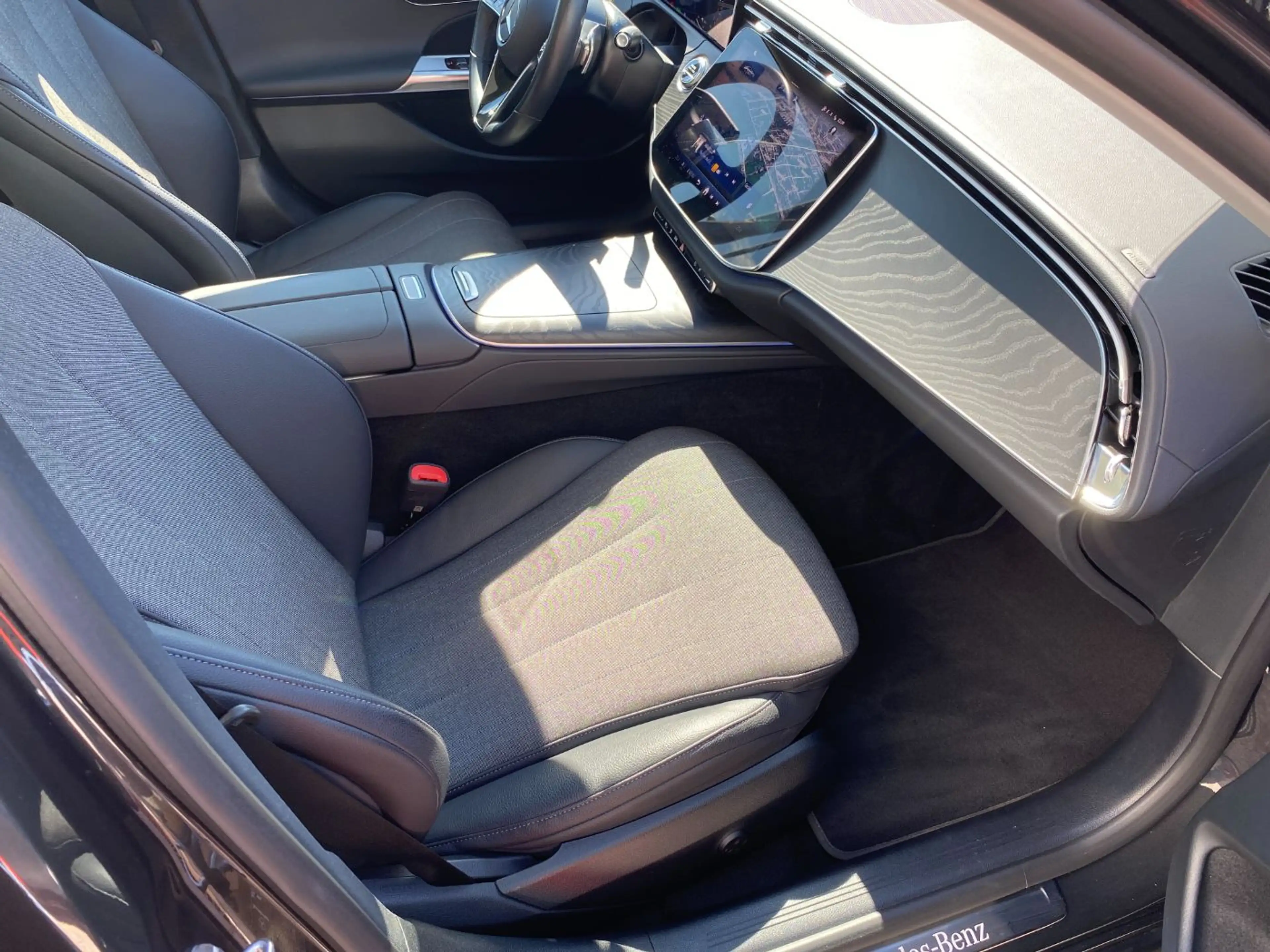 Mercedes-Benz E 300 de 4MATICmit EQ Hybrid Technologie Limousine — photo 12