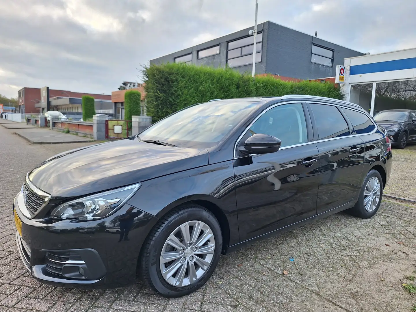 Peugeot 308 SW 1.2 PureTech Allure ,CLIMA/PDC/NAVI/PANORAMA/EN Noir - 2