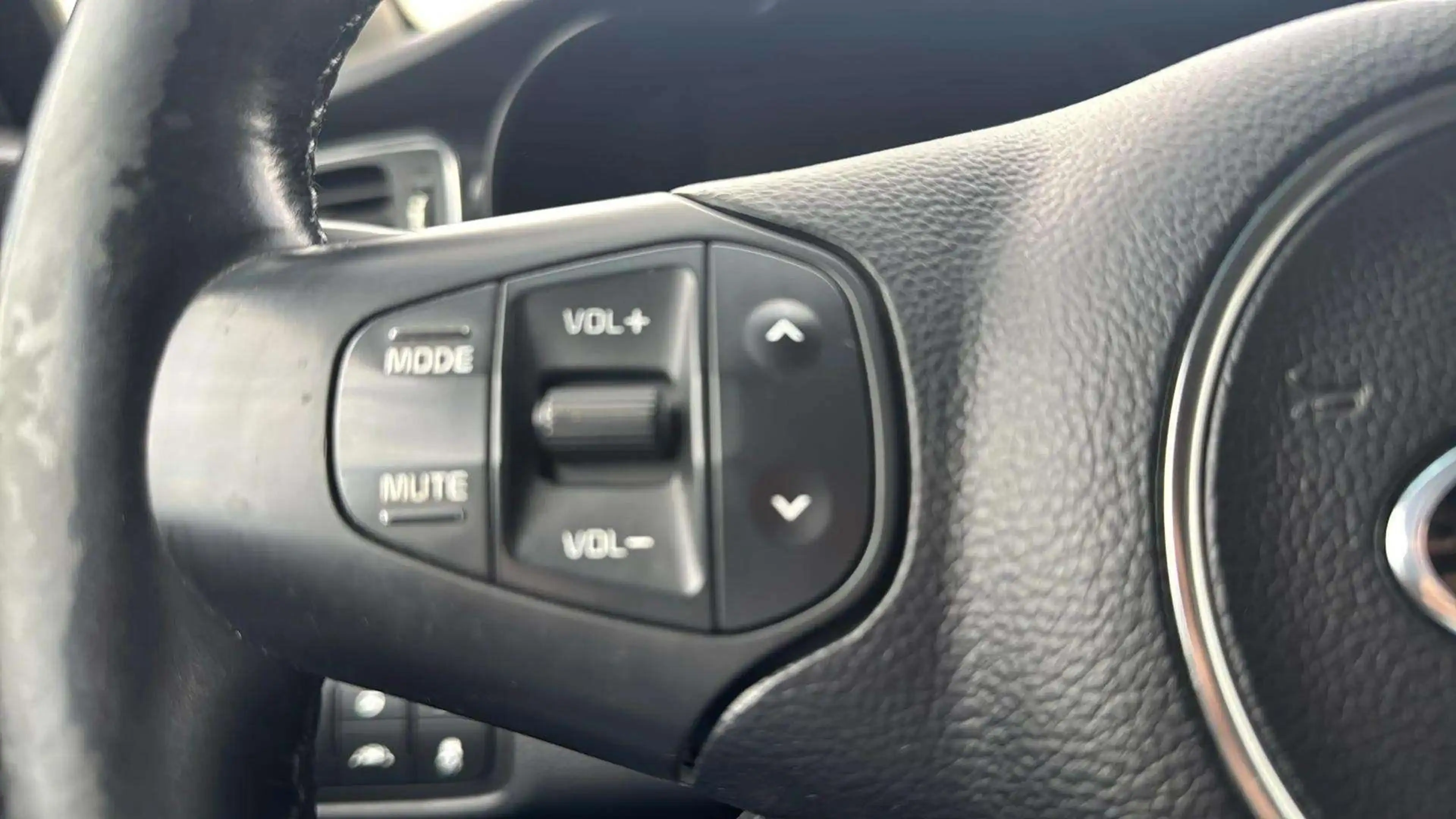 Kia Carens Attract*1.Hand*Kamera*SHZ*Temp.*HU/AU Neu*PDC*USB — photo 11