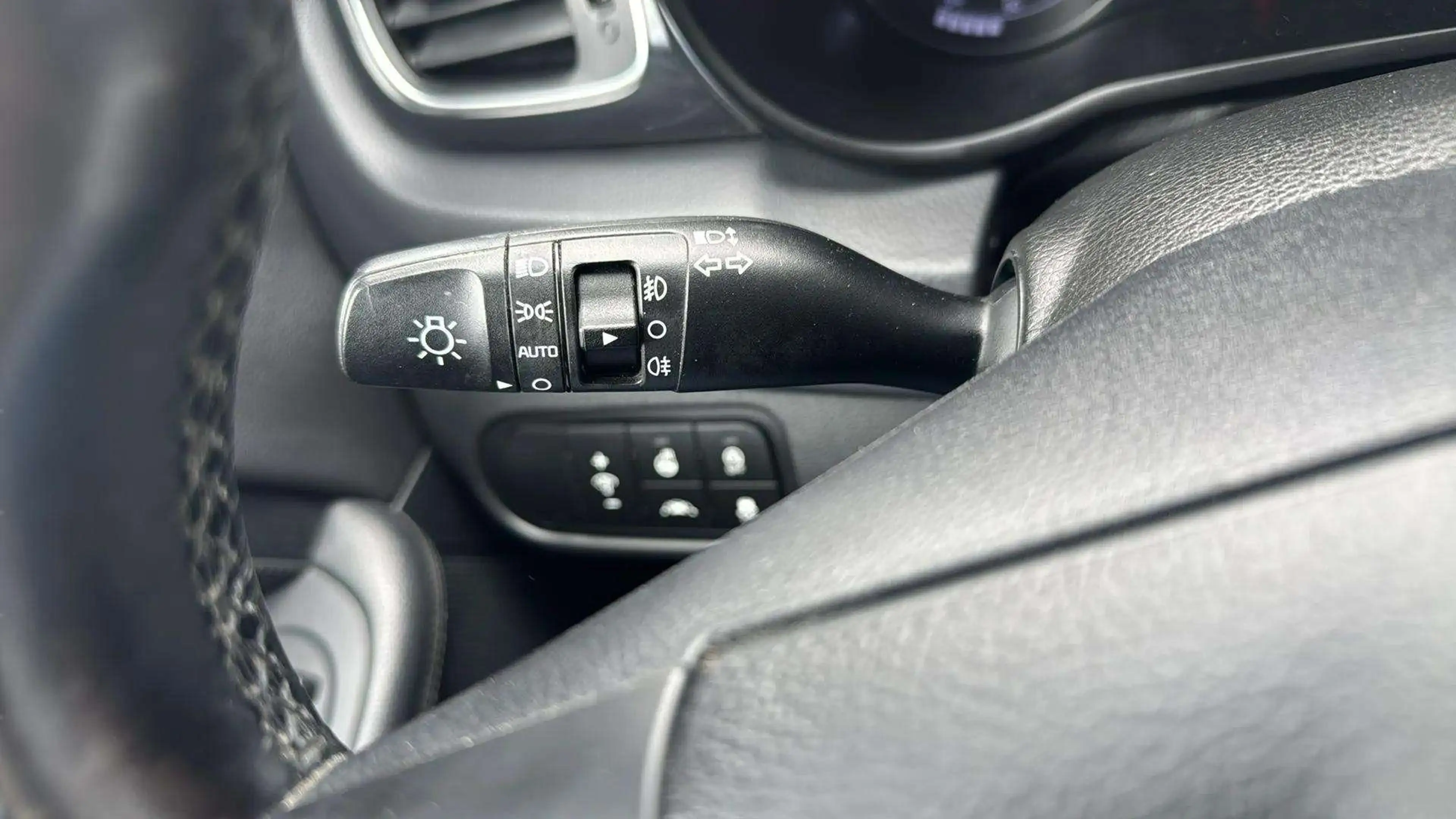 Kia Carens Attract*1.Hand*Kamera*SHZ*Temp.*HU/AU Neu*PDC*USB — photo 15
