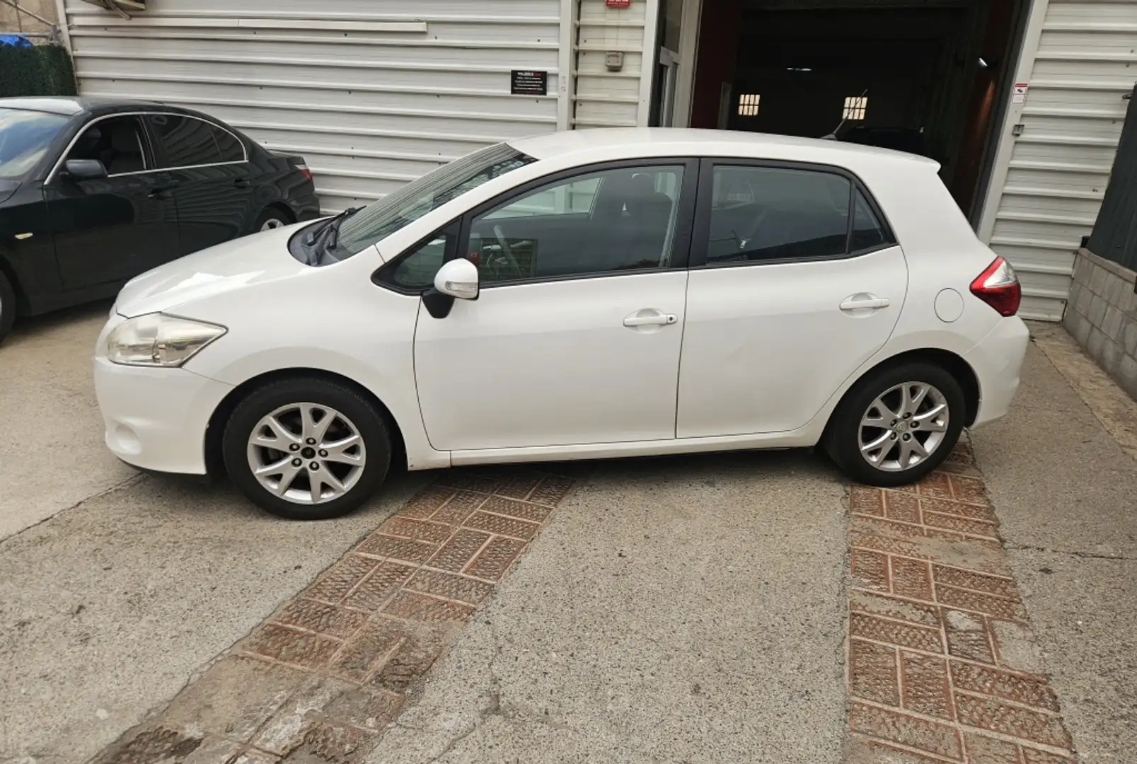Toyota Auris 130 Active Blanc - 2