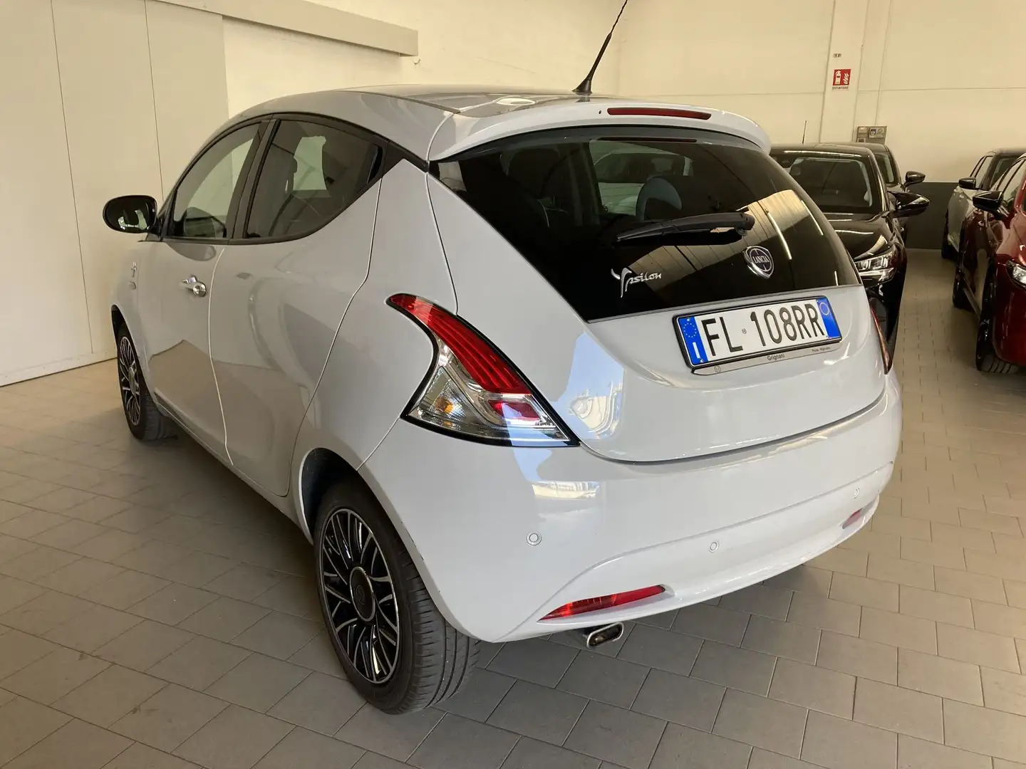 Lancia Ypsilon 1.2 69 CV 5 porte Mya Neopatentati Grau - 2
