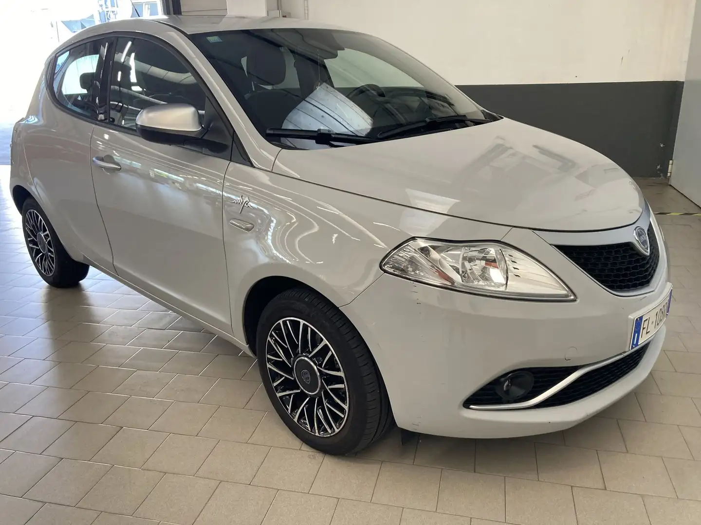 Lancia Ypsilon 1.2 69 CV 5 porte Mya Neopatentati Grau - 1