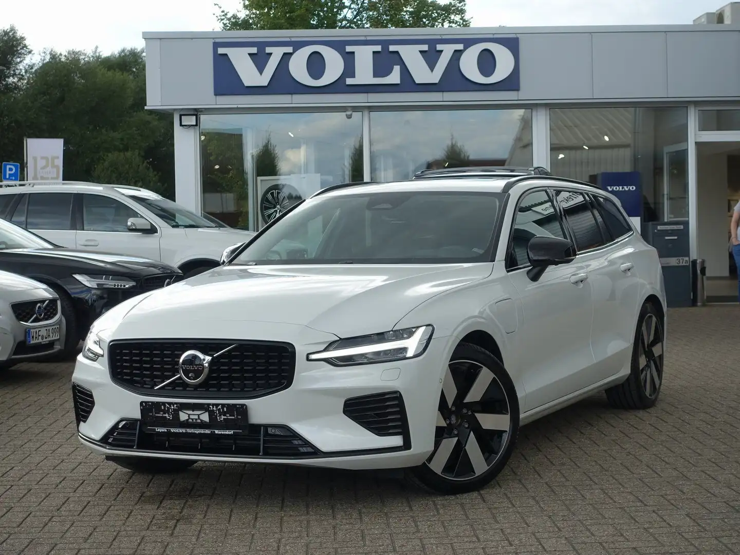 Volvo V60 Plus Dark T6 AWD Plug-in Hybrid HUD/PANO/SHZ Weiß - 1