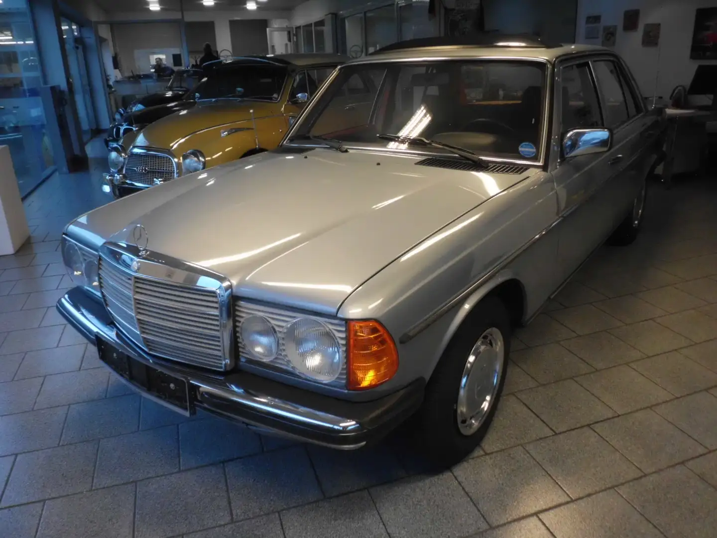 Mercedes-Benz Baureihe 123 Baureihe 123 230 E Automatik/SSD - 1