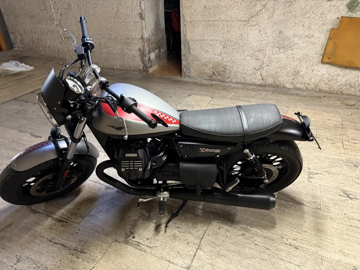 Moto Guzzi V 9 bobber - 1