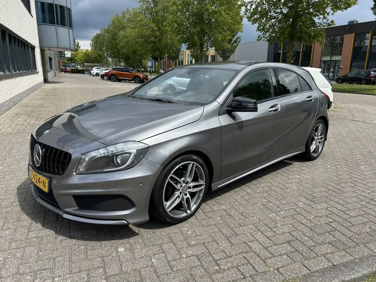 Mercedes-Benz A 180 Prestige AMG XENON STOELVW NAVI CAMERA PDC Grijs - 1