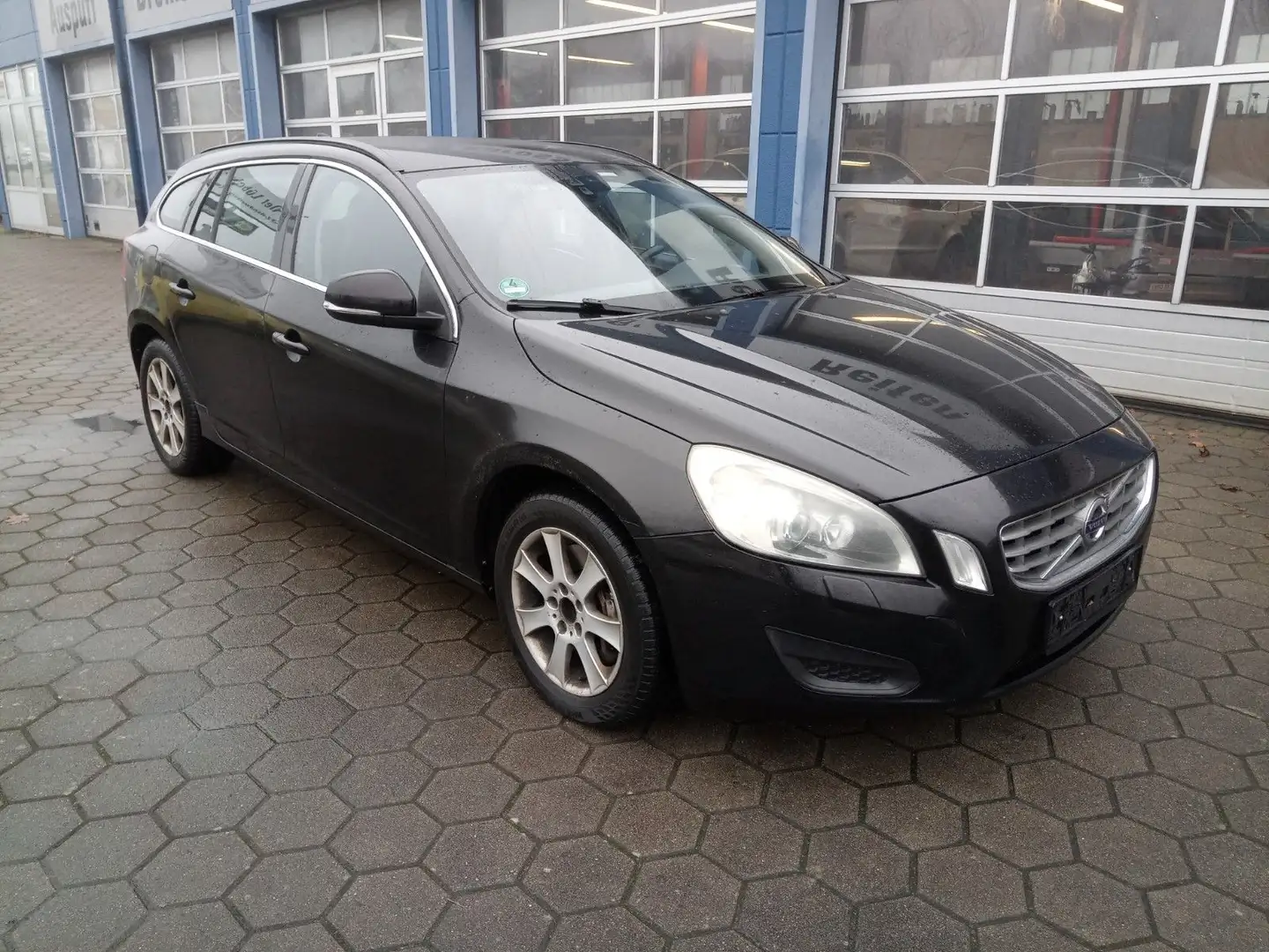 Volvo V60 Kombi Momentum Schwarz - 1