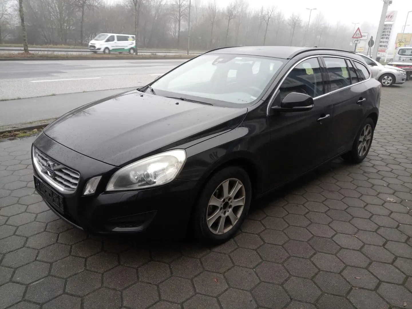 Volvo V60 Kombi Momentum Schwarz - 2