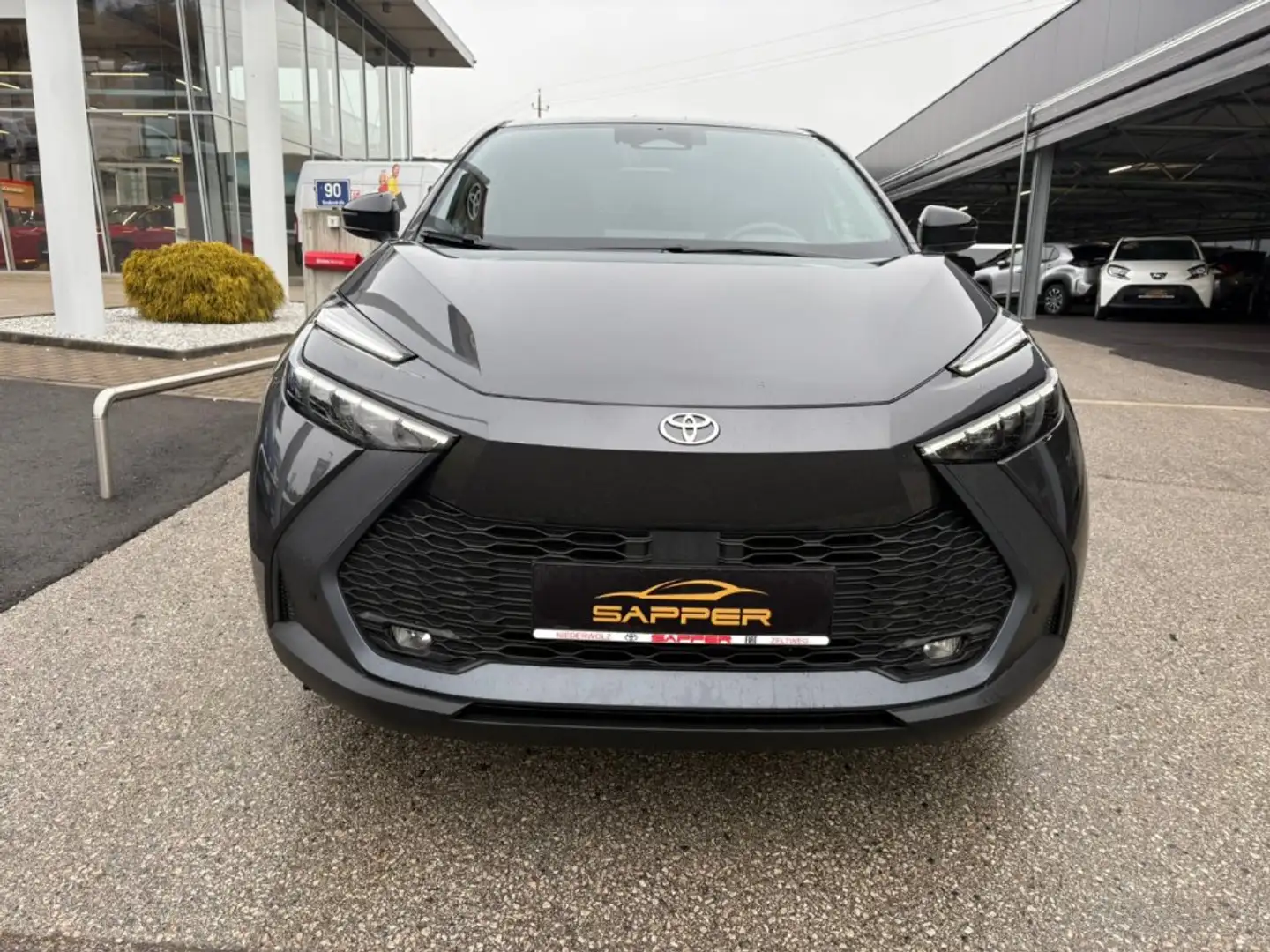 Toyota C-HR - 1,8 l  Hybrid 4x2 Active Drive CV Grau - 2