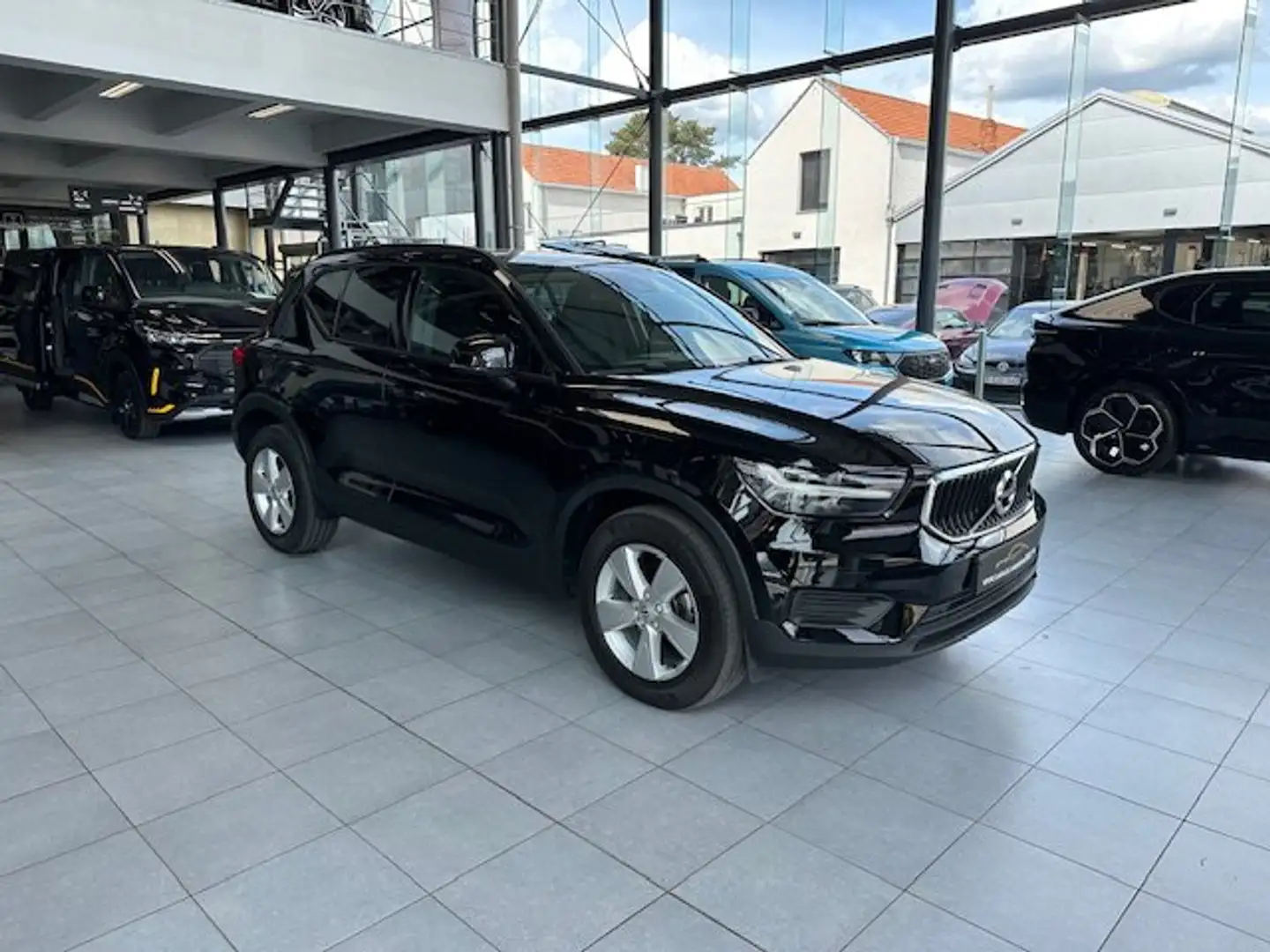 Volvo XC40 MOMENTUM T2 BENZINE AUTOMAAT - 1