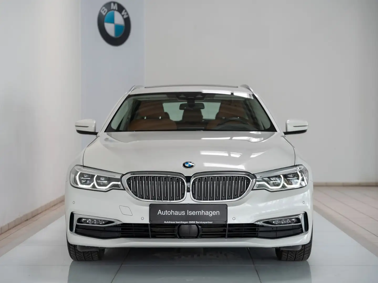 BMW 520 d Luxury Line Panorama 360°HUD HiFi DisplKey Bílá - 2
