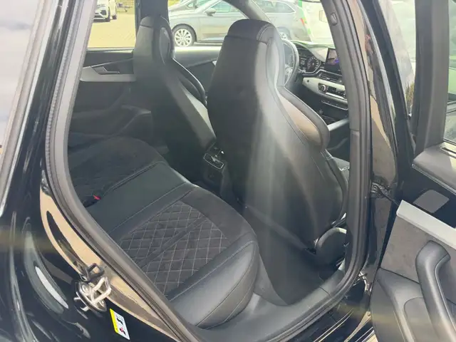 Audi A4 view 14