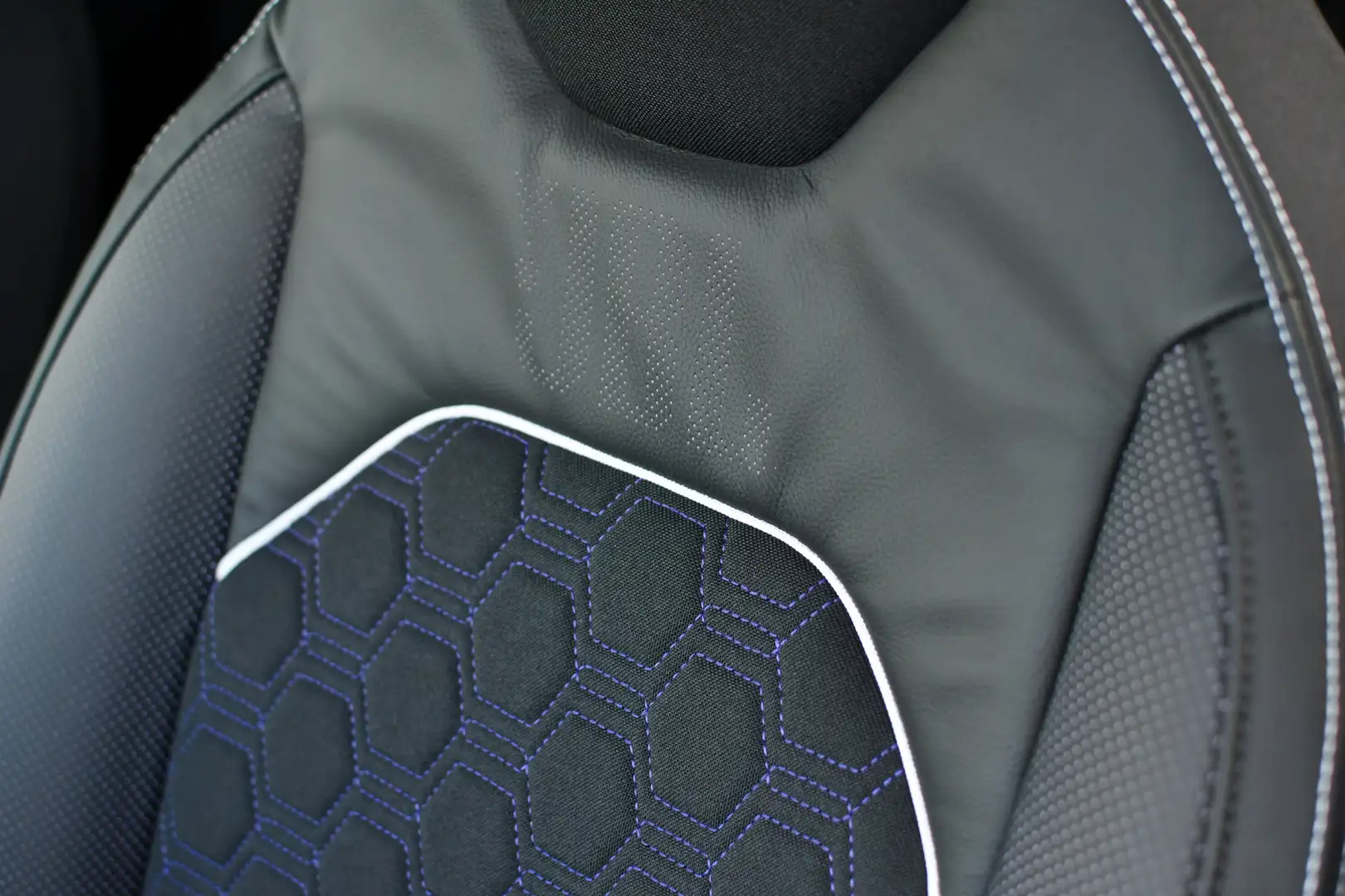 Toyota Aygo X 1.0 VVT-i S-CVT JBL 72pk | Automaat | JBL-audio | Violett - 2