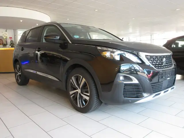 Peugeot 5008 view 2