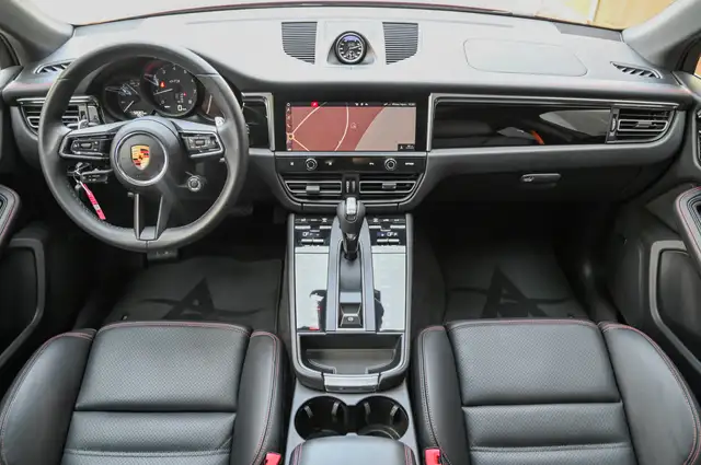 Porsche Macan view 11