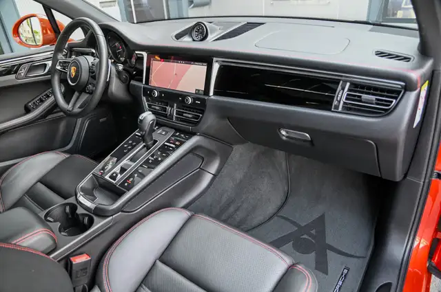 Porsche Macan view 12