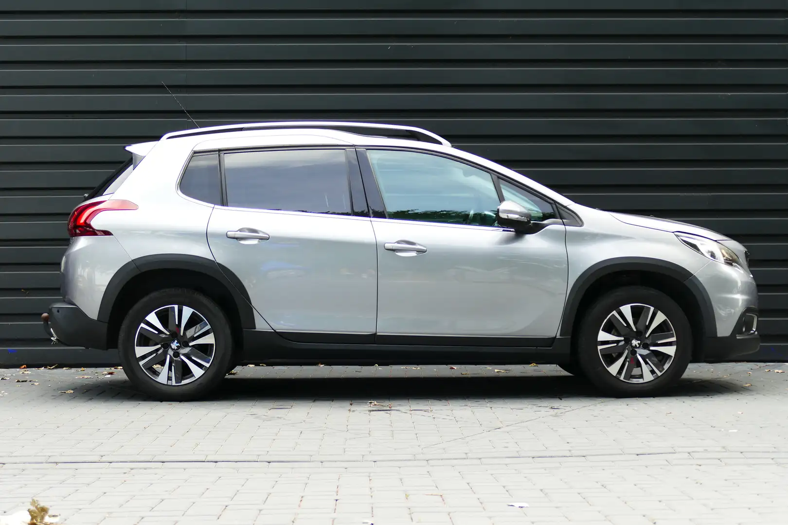 Peugeot 2008 1.2 PURETECH 110PK ALLURE / NAVI / LED / PDC / 16" Grijs - 2